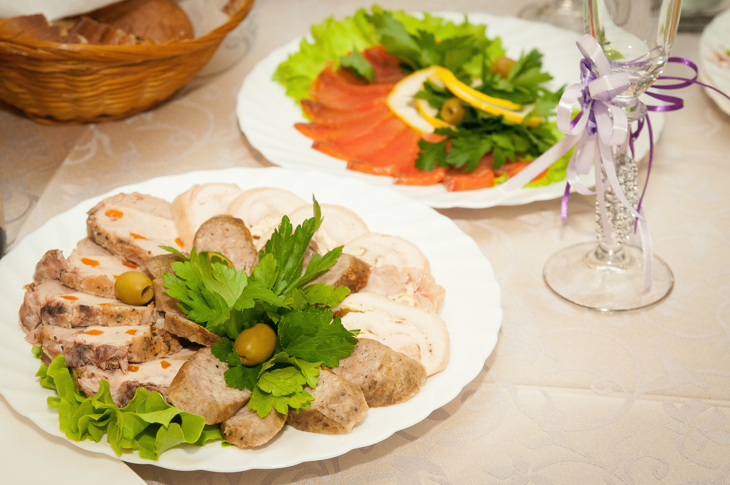 Красивые блюда на столе