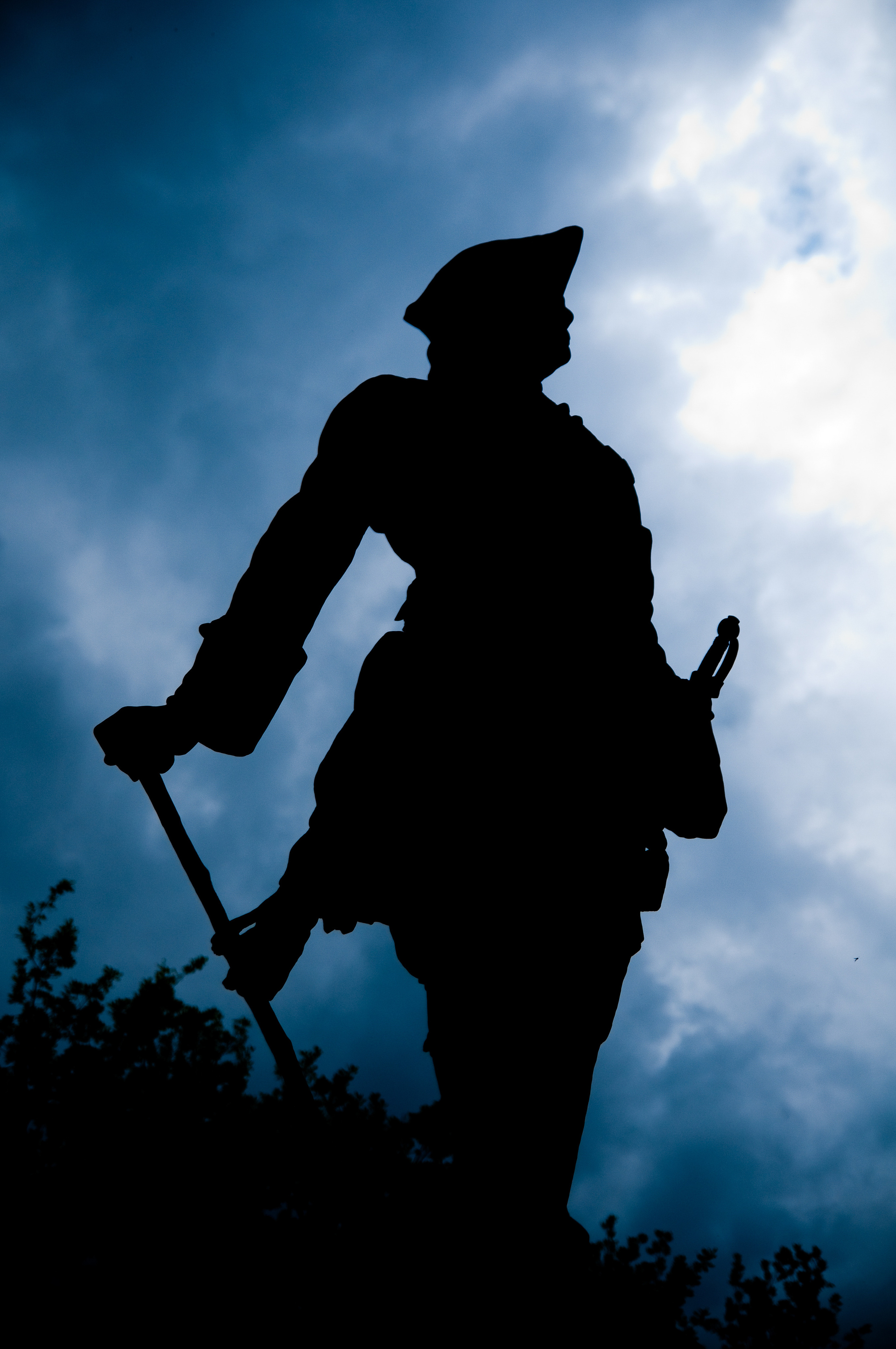 Памятник Петру Первому в полумраке на фоне грозного неба