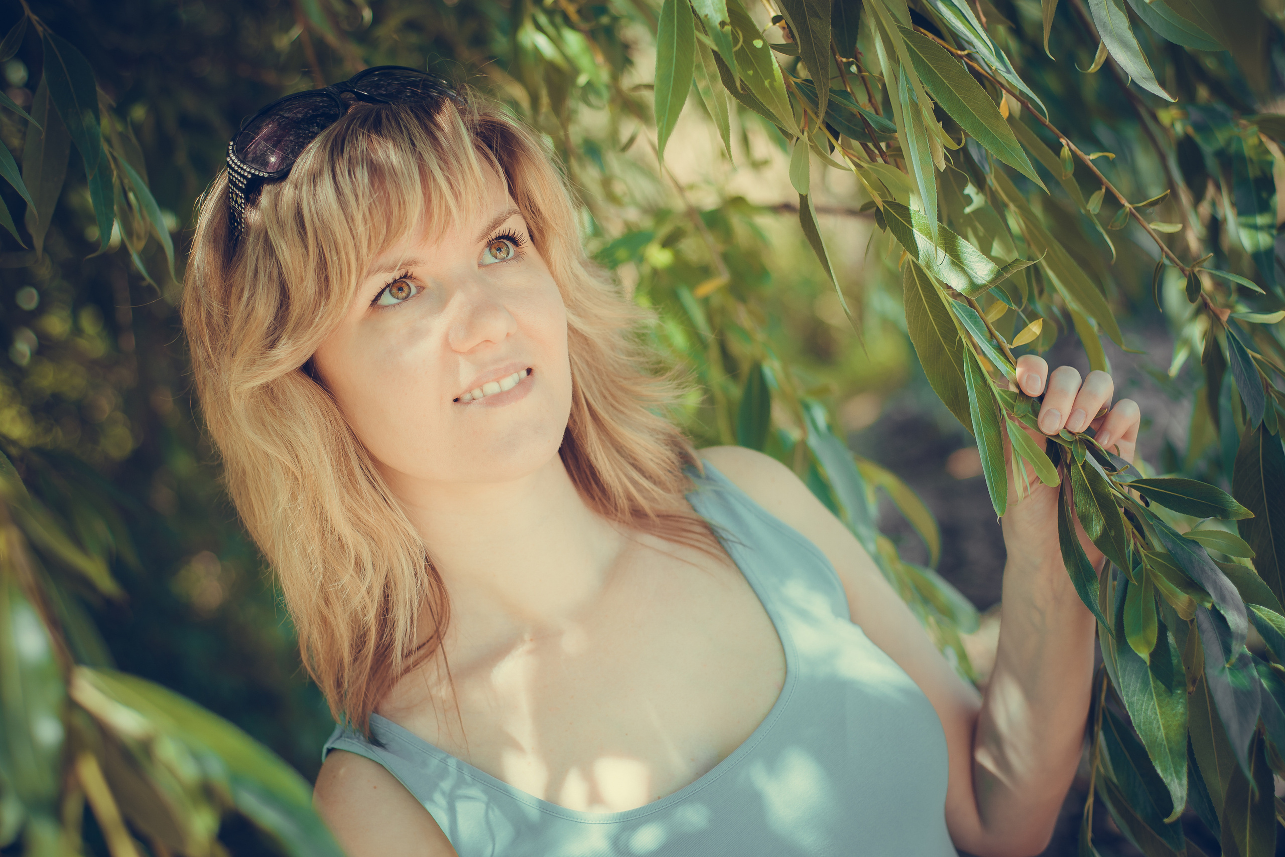 Девушка в ветвях ивы