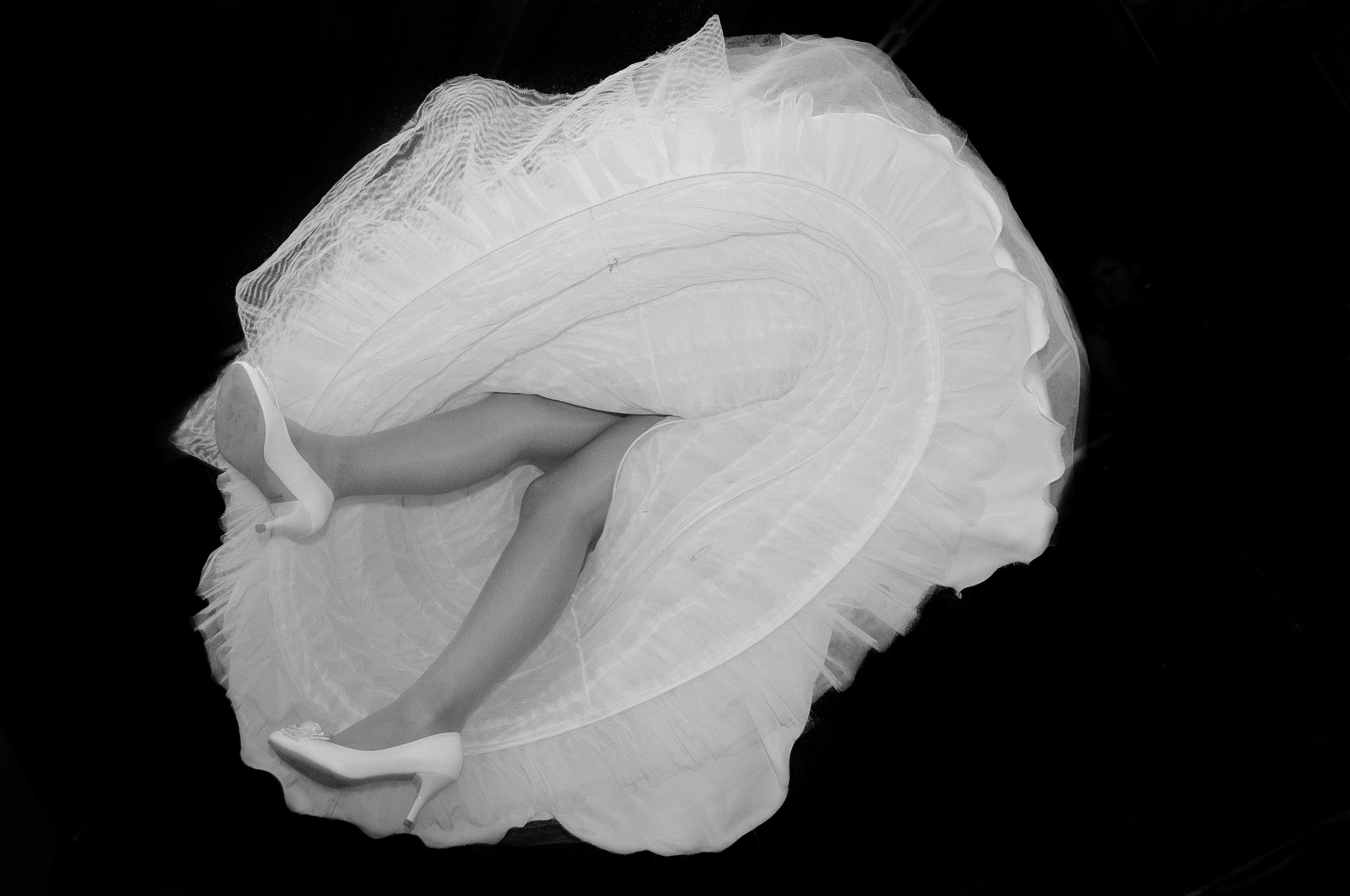 Ноги невесты в свадебном платье