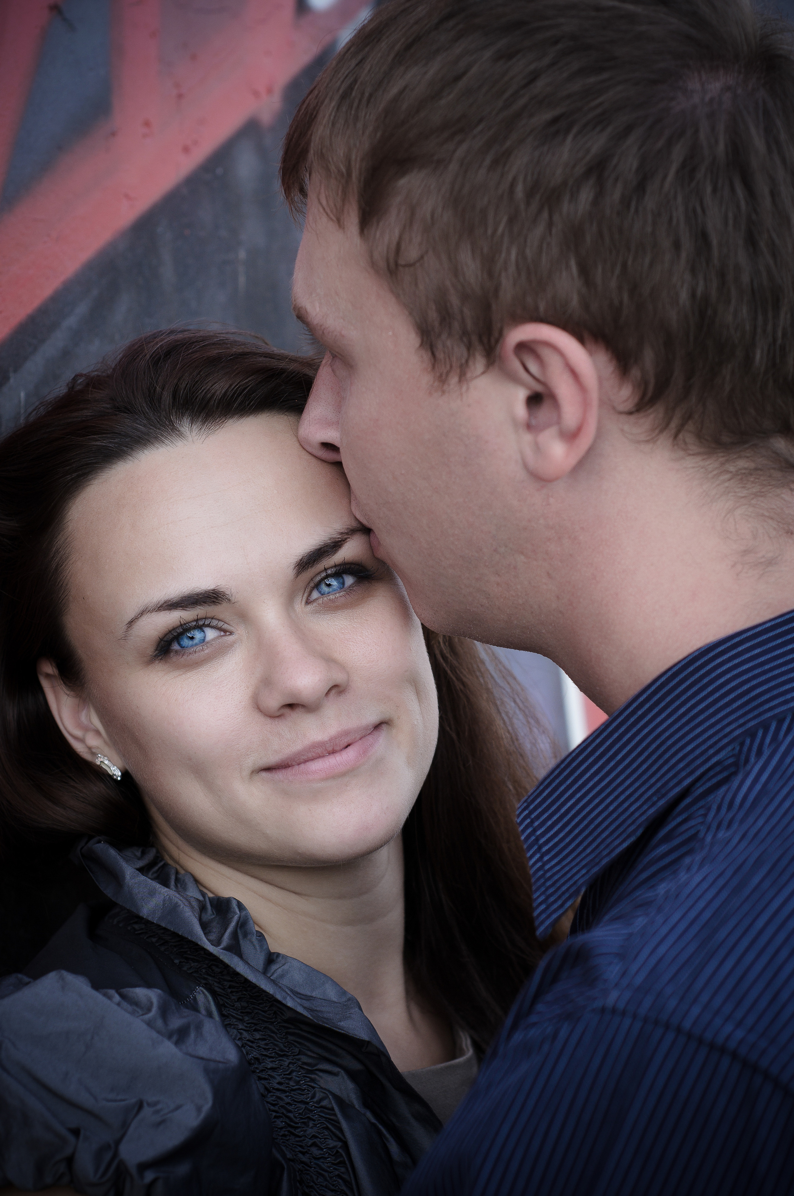 Парень и девушка стоят у стены