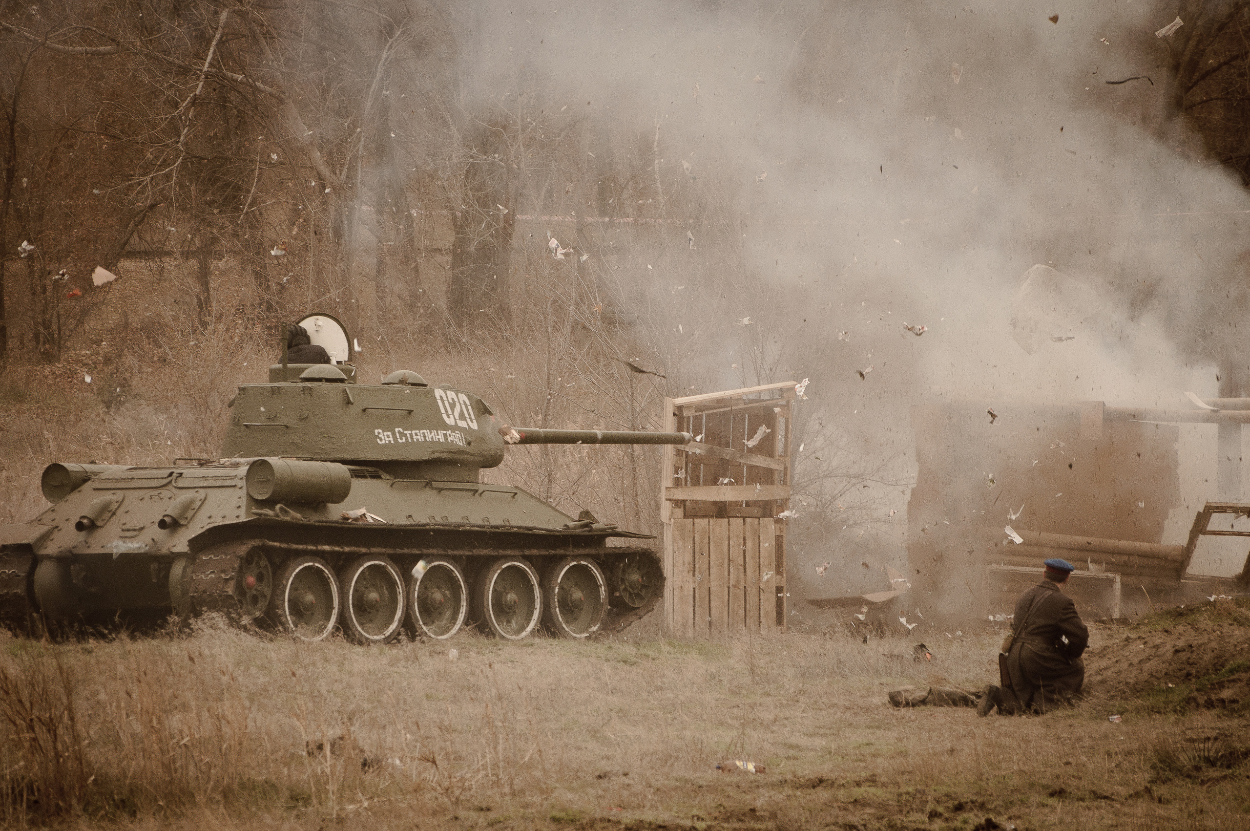 Советский танк едет на поле боя