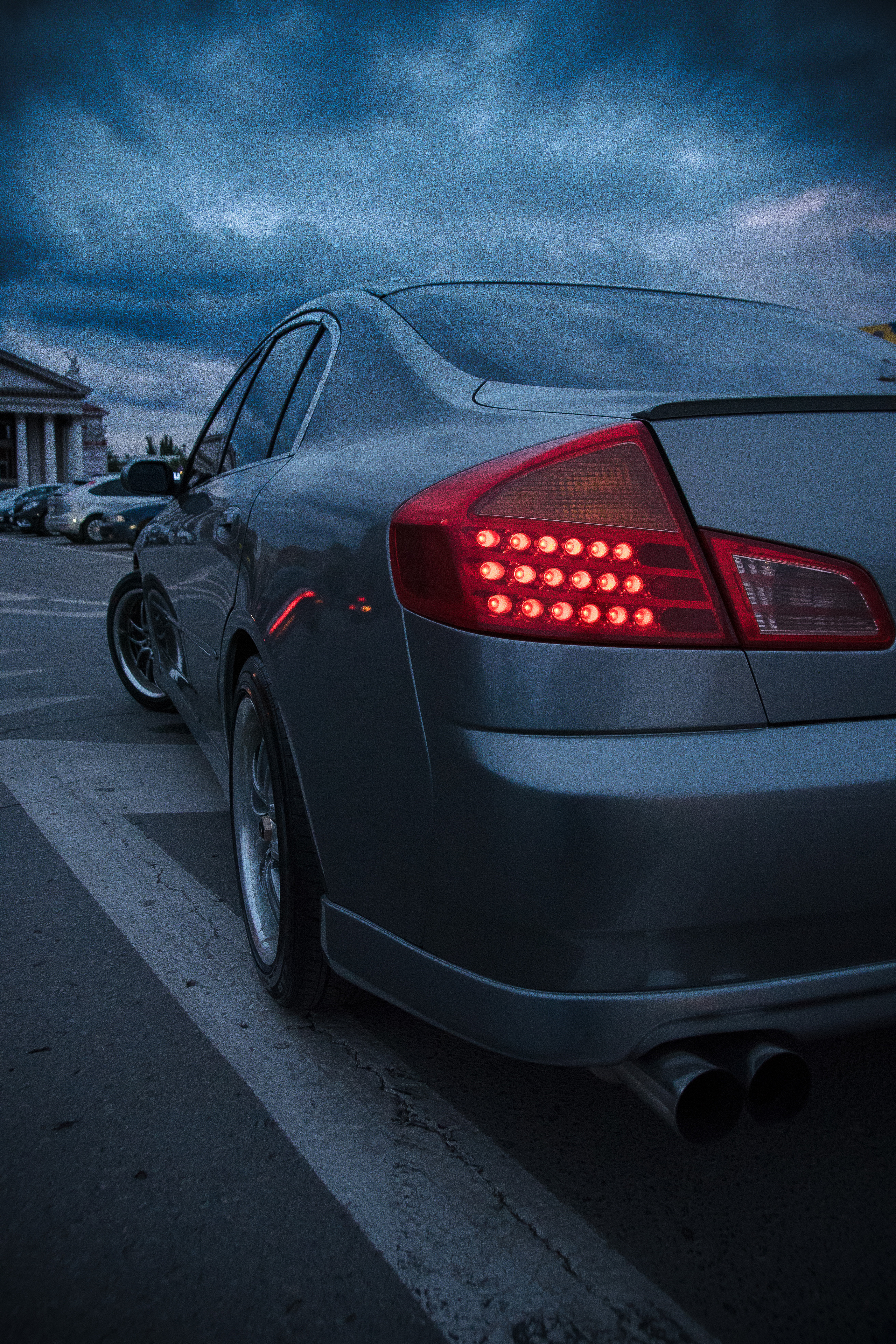 Задняя фара автомобиля на площади Волгограда