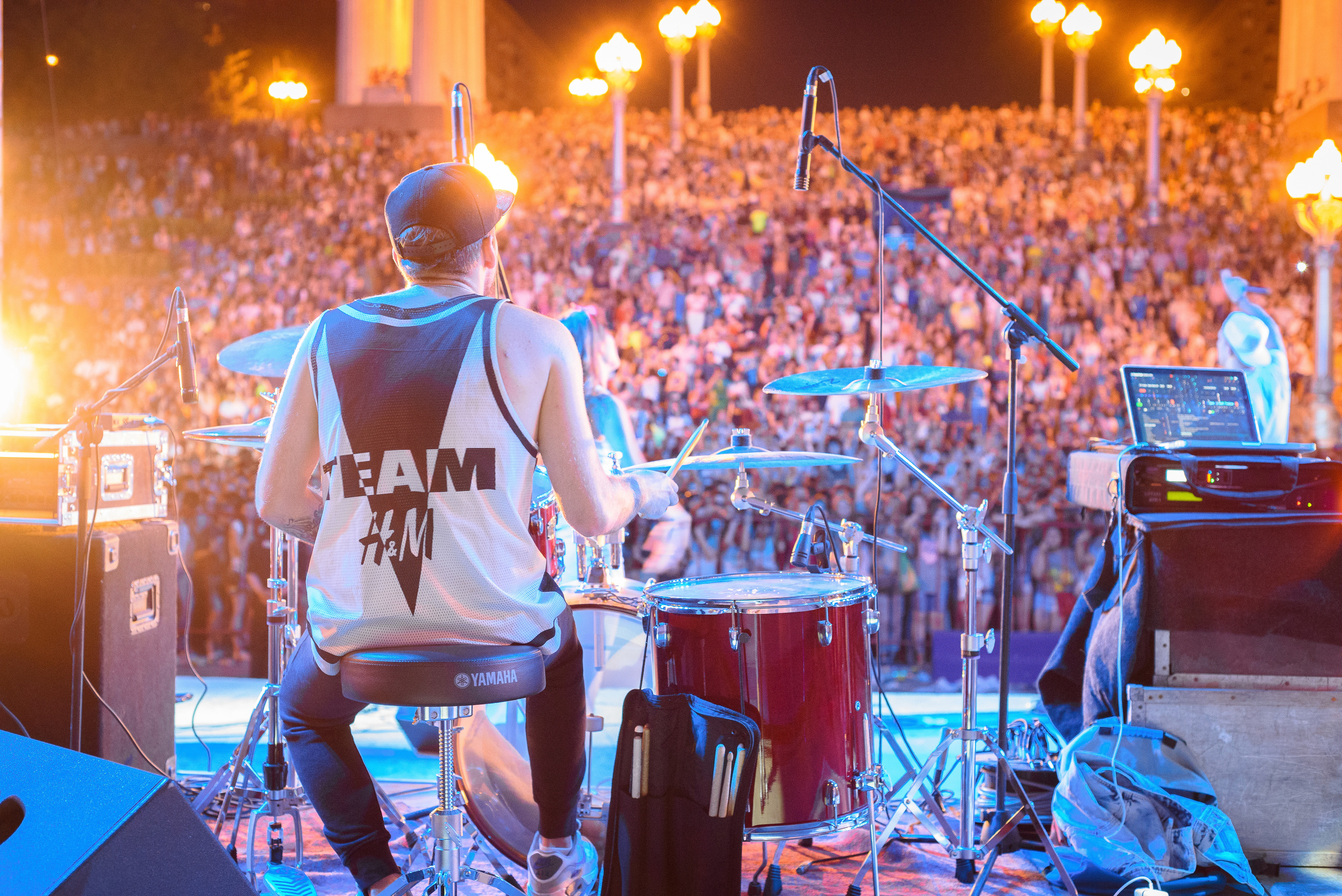 Барабанщик на фоне большого количества зрителей во время концерта