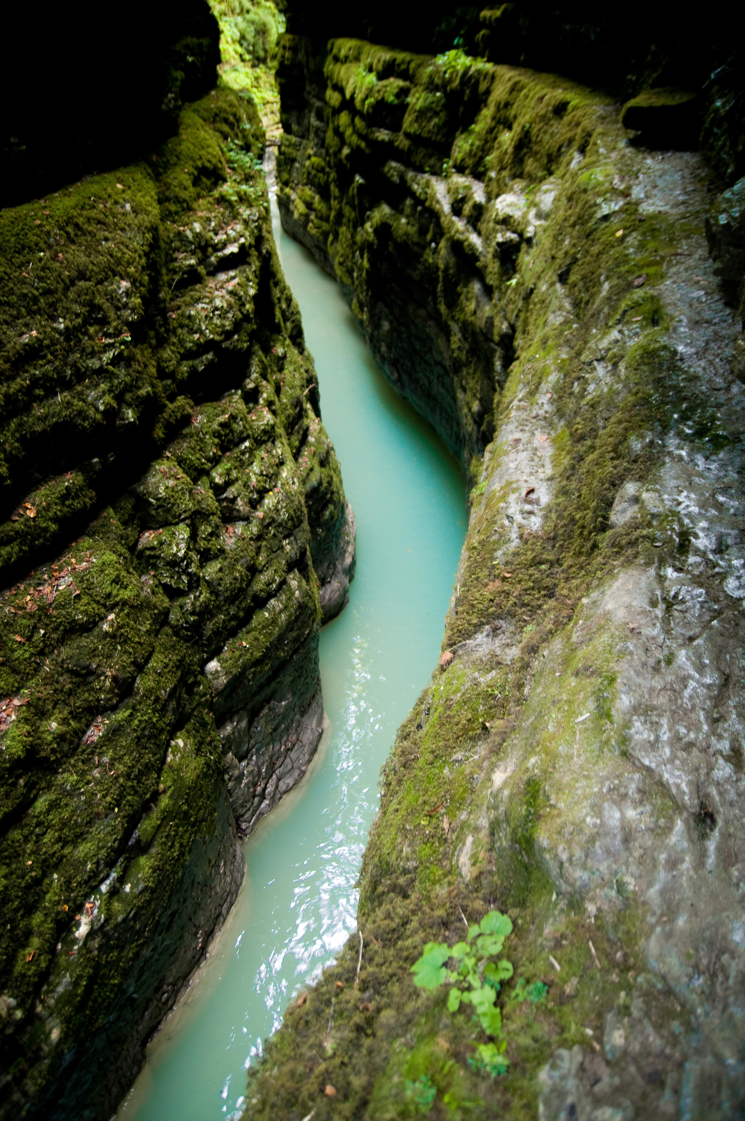 Красивый высокогорный каньон на реке Хашупсе в Абхазии с голубой водой