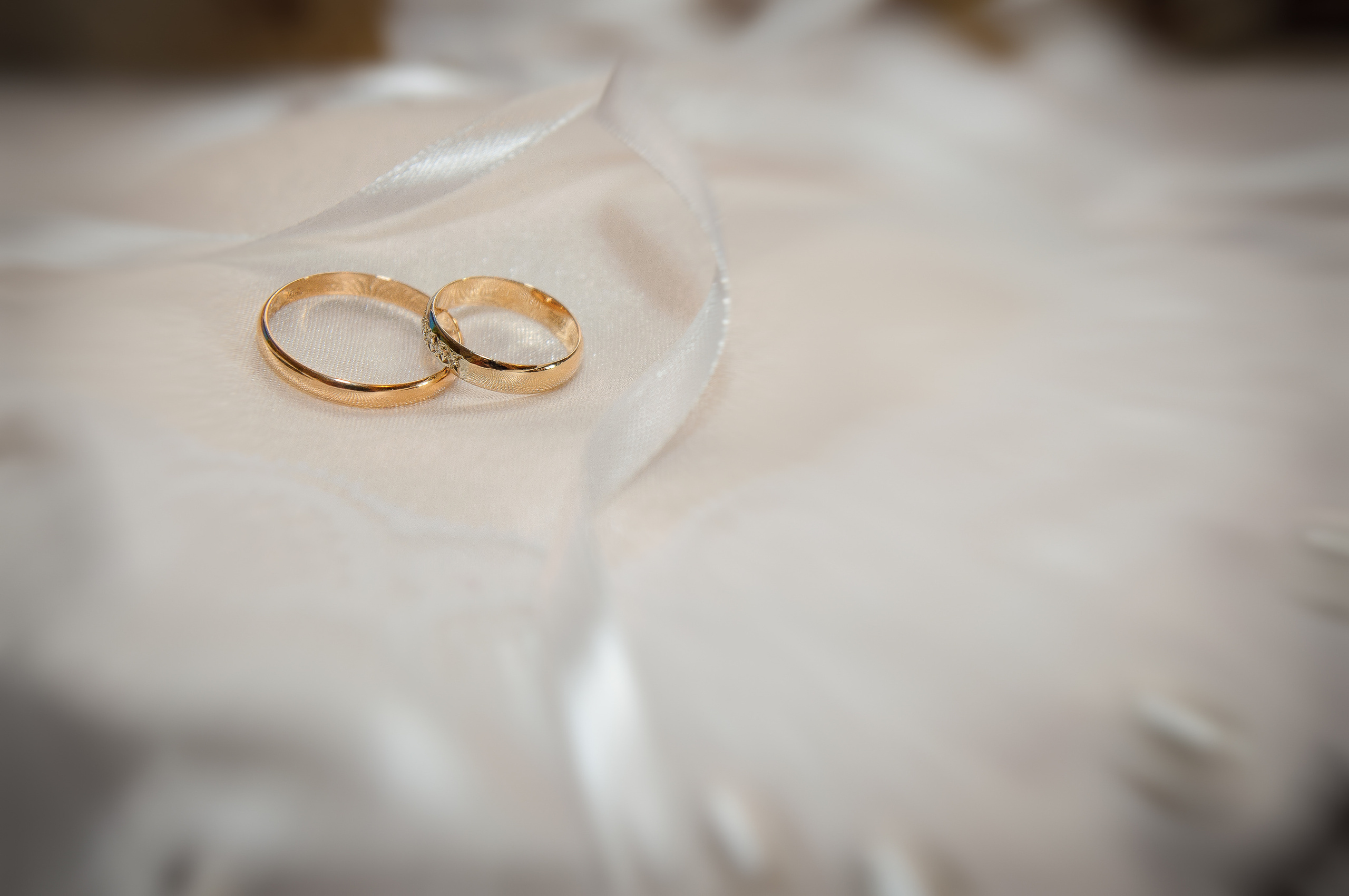 Обручальные кольца на мягкой подушке