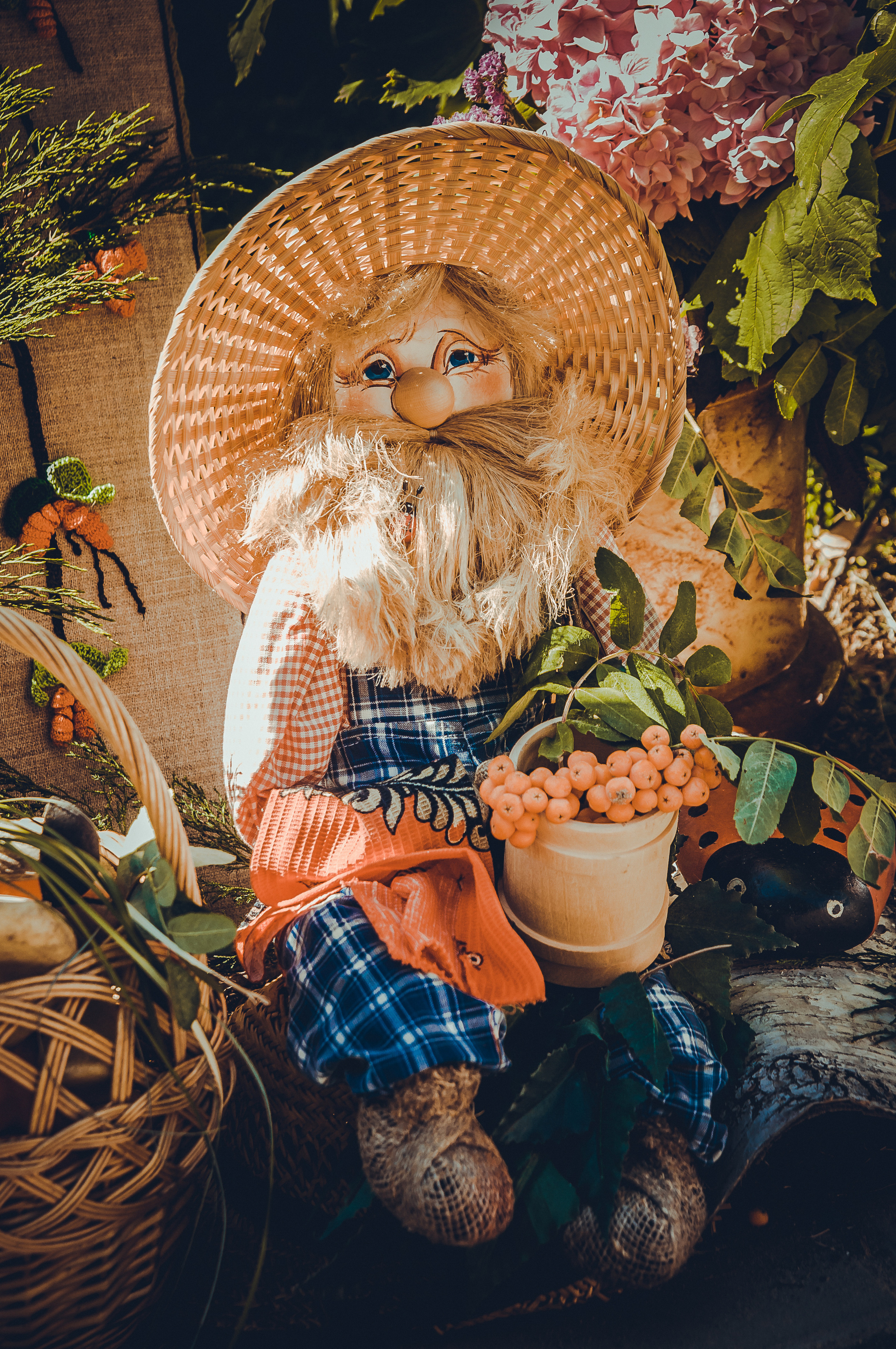 Фигурка старичка, сидящая на краю стола