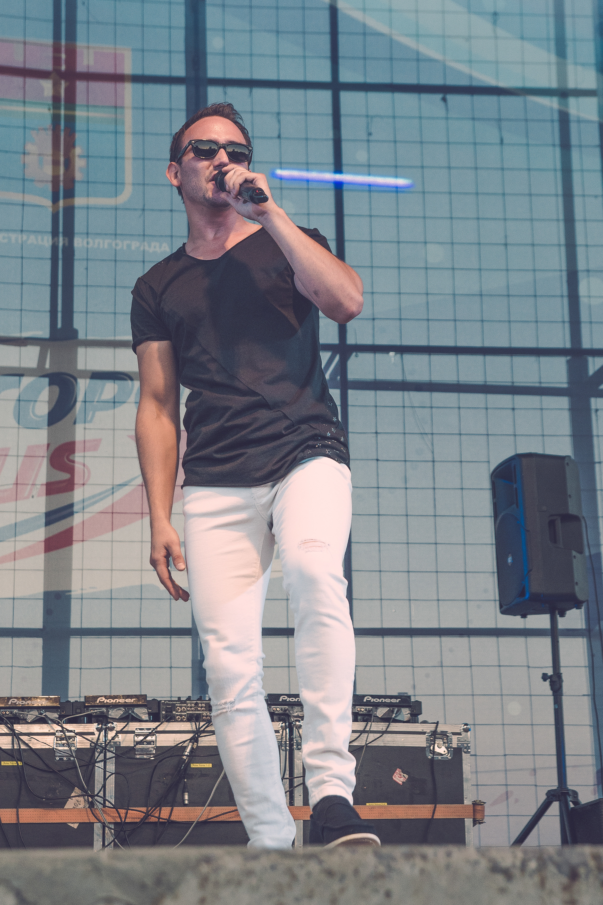 Дмитрий Трофим с микрофоном