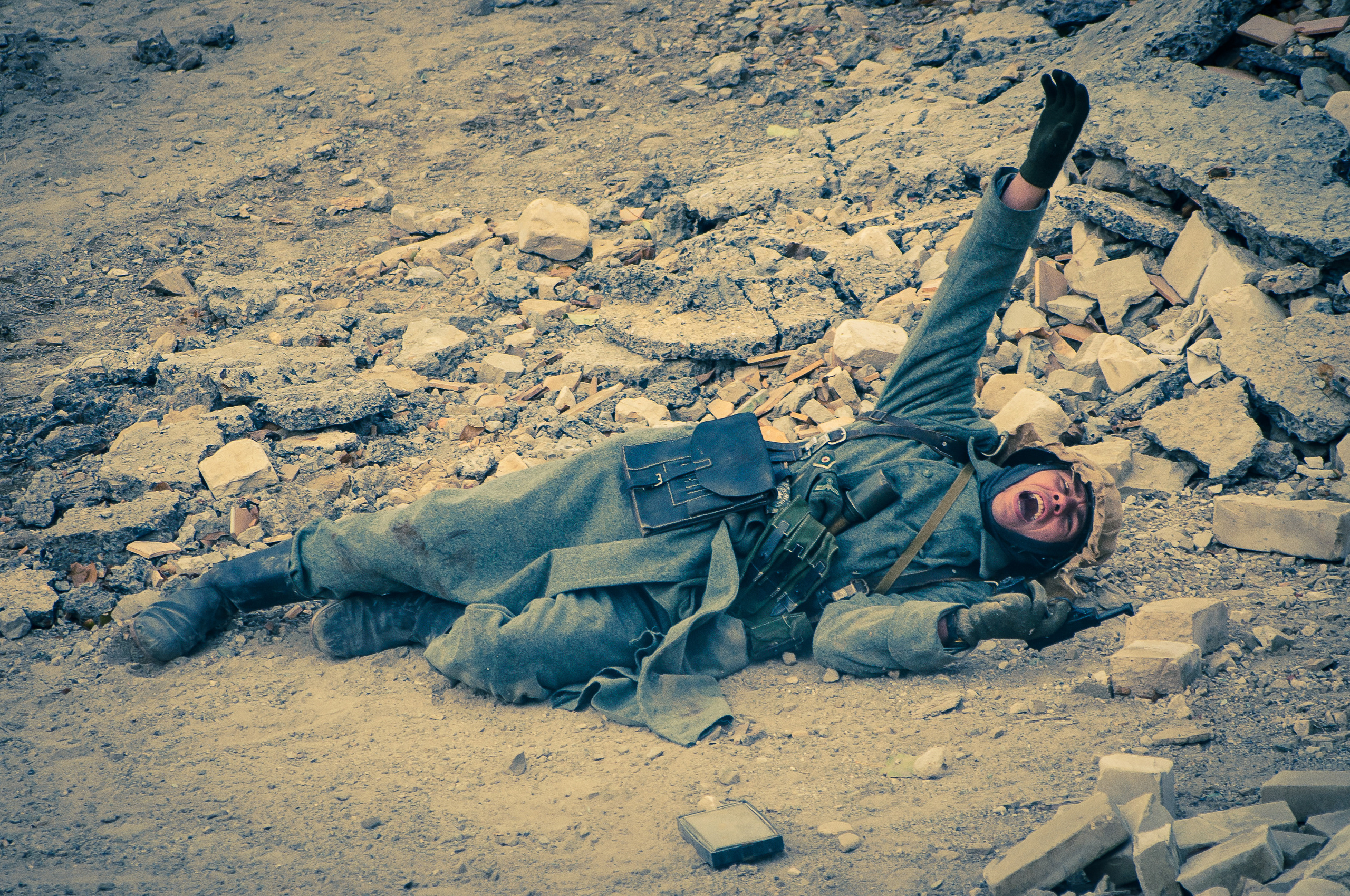 Раненый немецкий солдат поднял руку