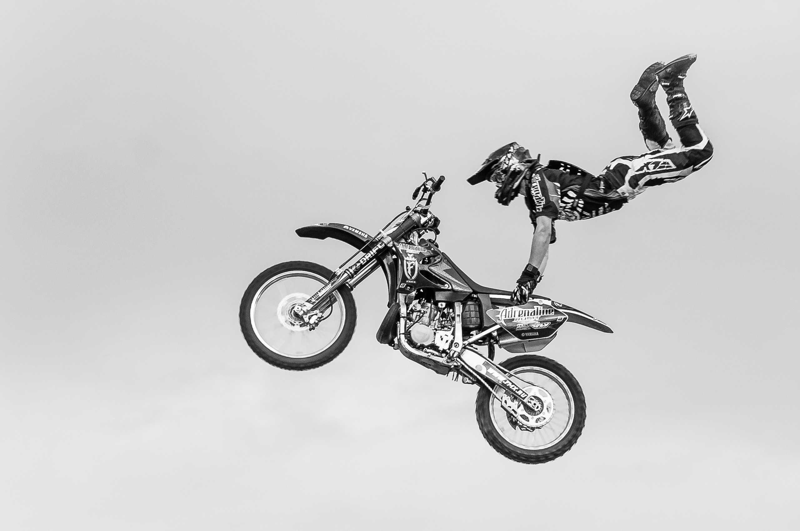 Каскадёр на мотоцикле в полёте во время выполнения трюка