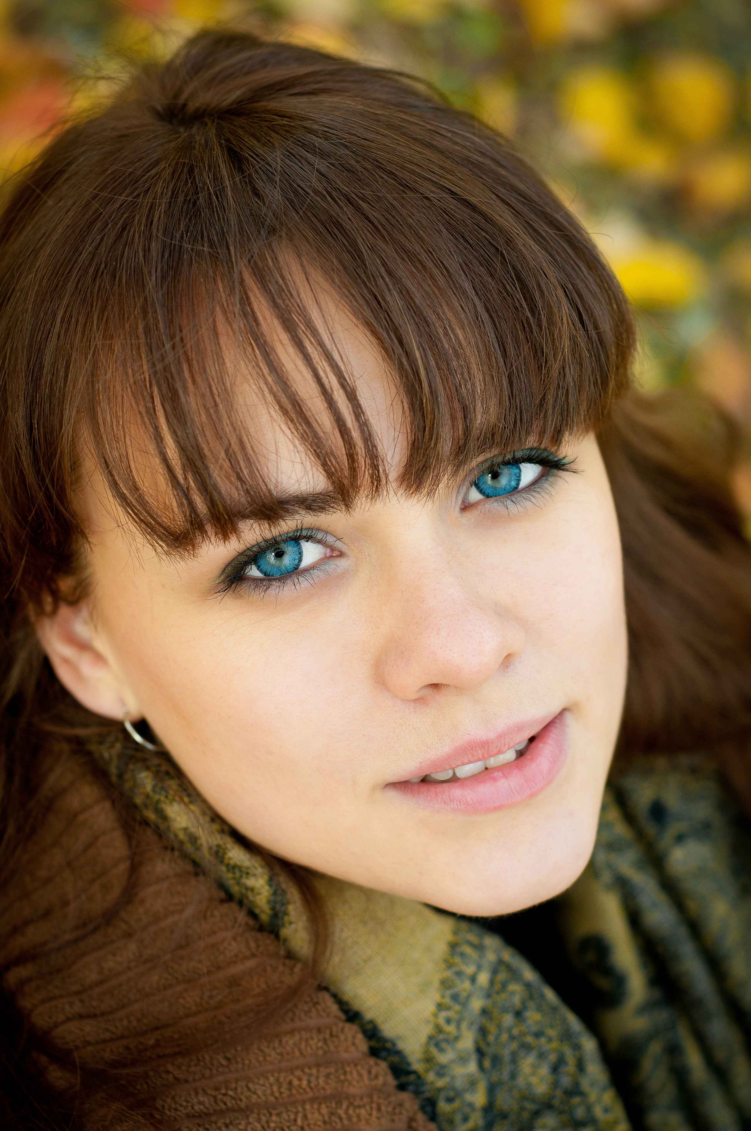 Девушка с голубыми глазами в осеннем лесу