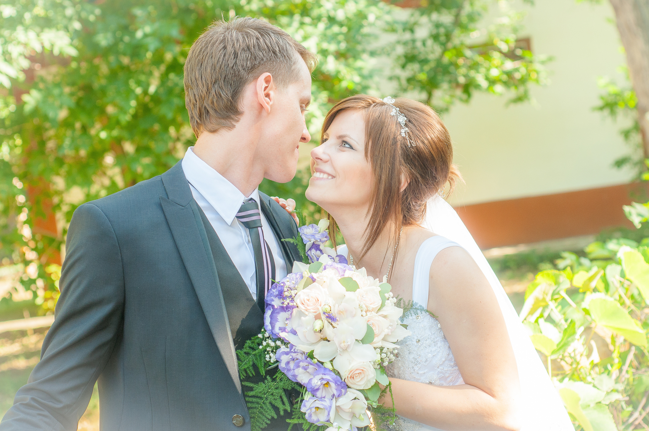 Жених и невесты улыбаются глядя друг на друга