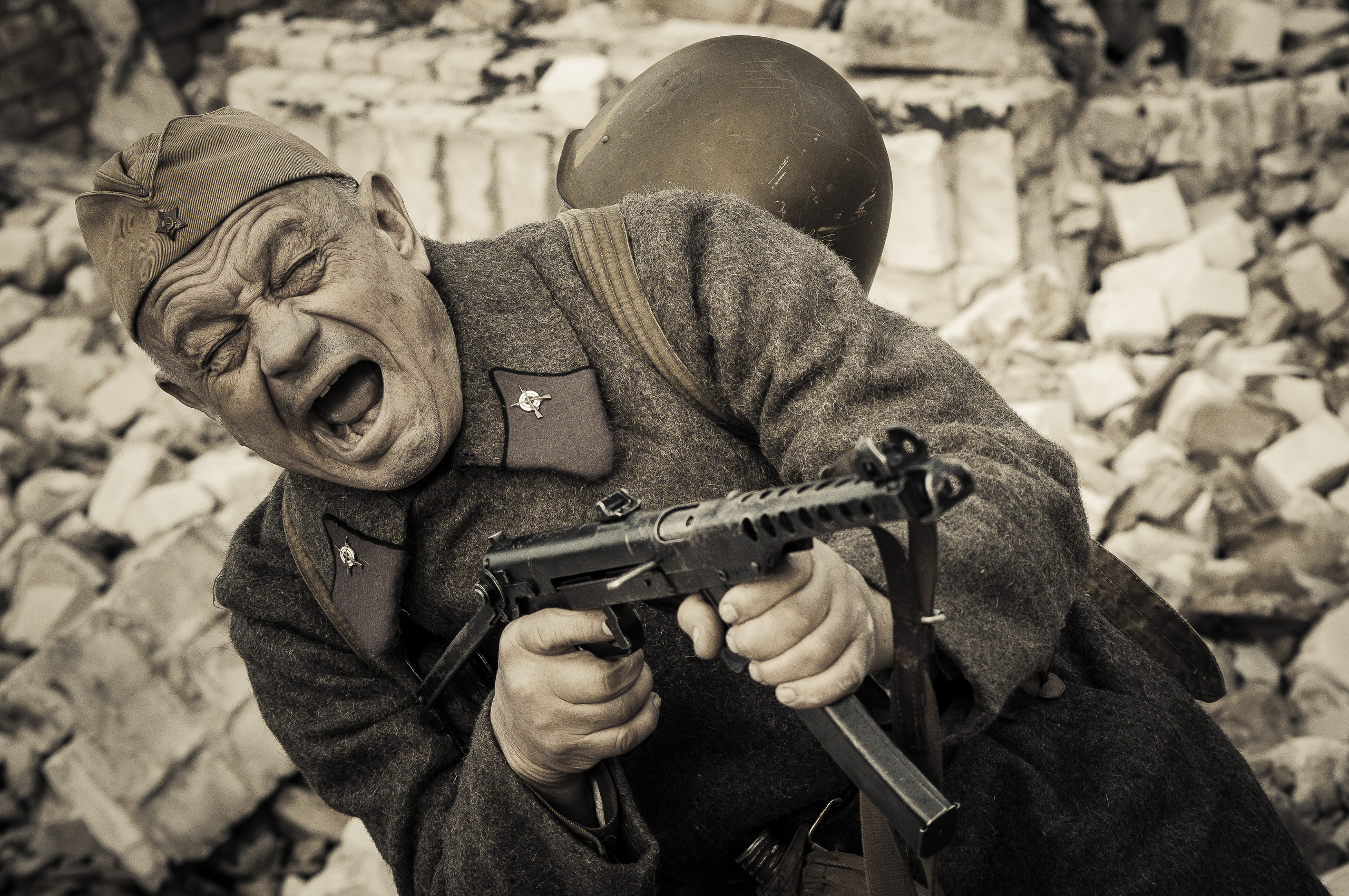 Советский солдата стреляет из автомата