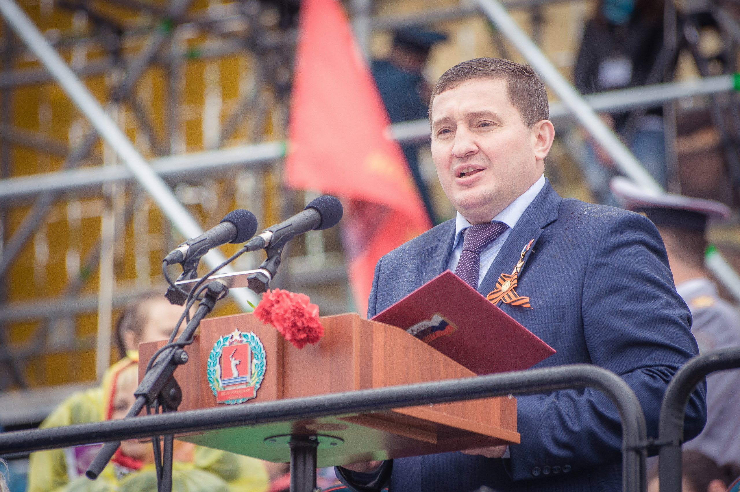 Андрей Бочаров на параде за трибуной