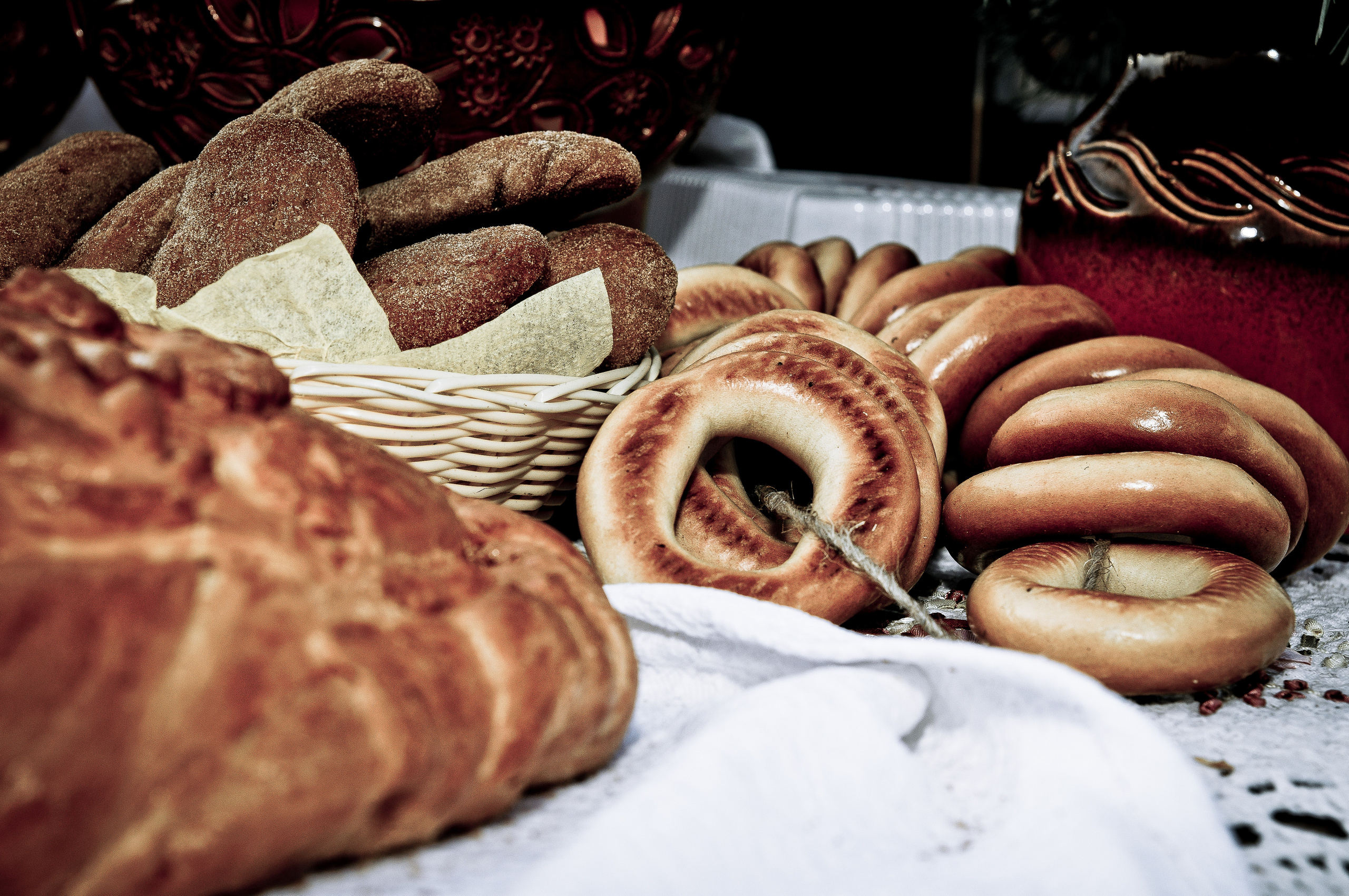 Выпечка, бублики, хлеб и печенье на столе