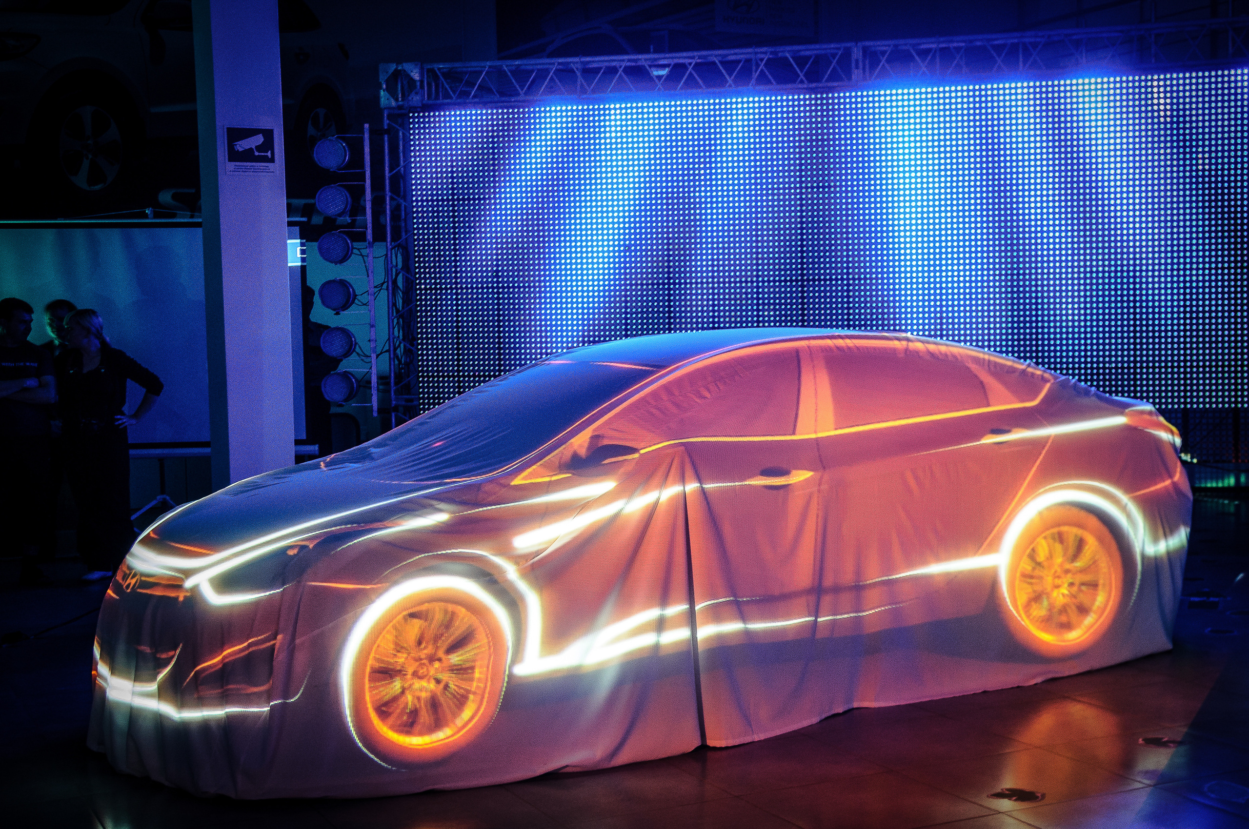 Светящийся Hyundai i40 2.0 на презентации под покрывалом