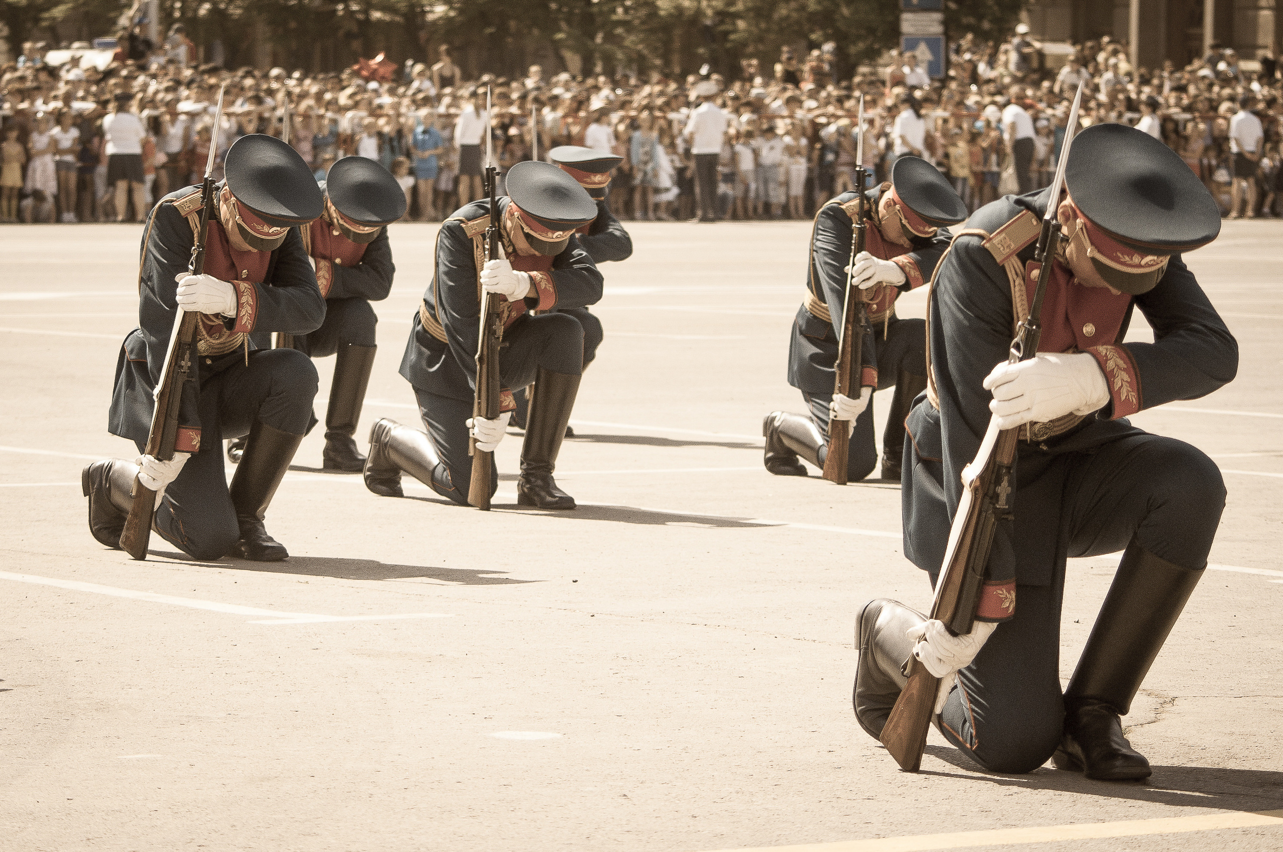 Рота почётного караула стоит на колене на площади Павших борцов во время парада