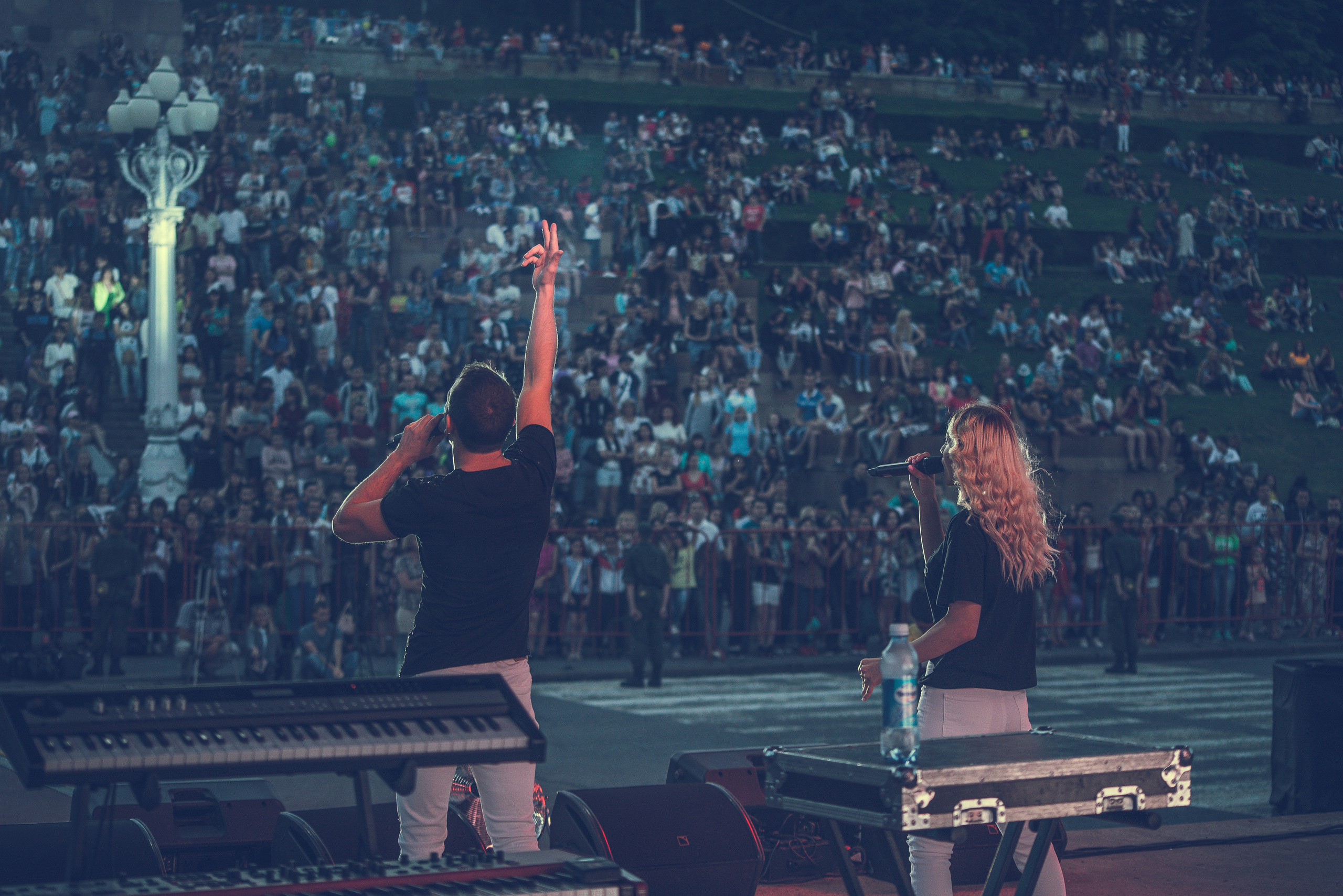 Концерт на набережной Волгограда, большое количество зрителей