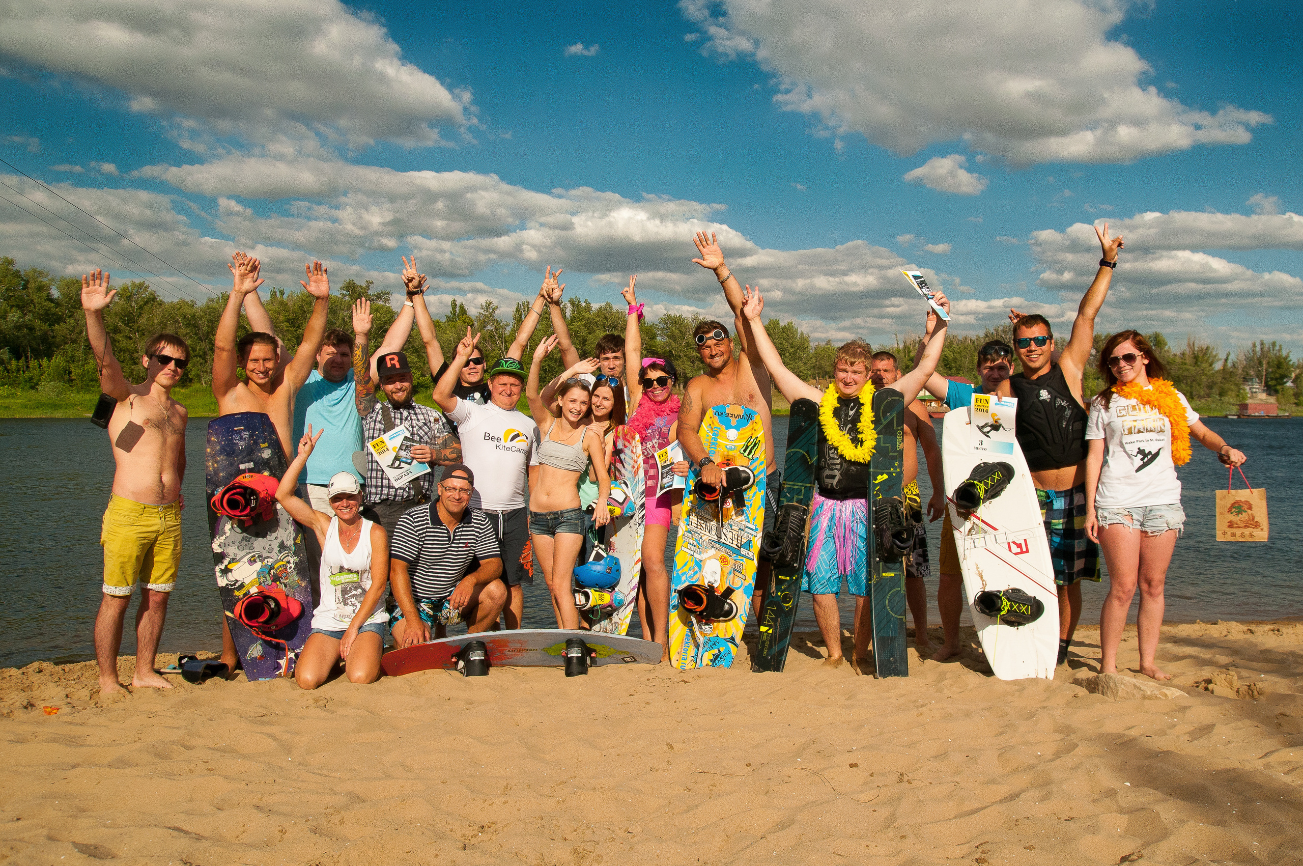 Групповое фото вейкбордистов на пляже Волжского