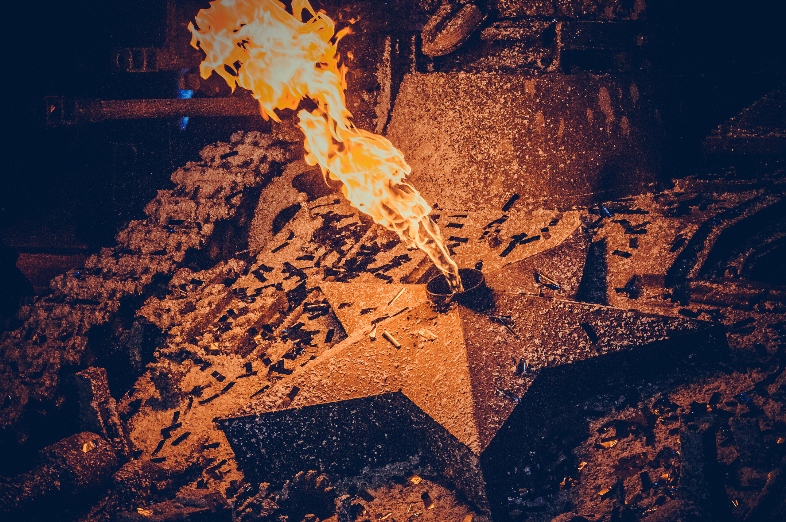 Звезда с вырывающимся из неё огнём