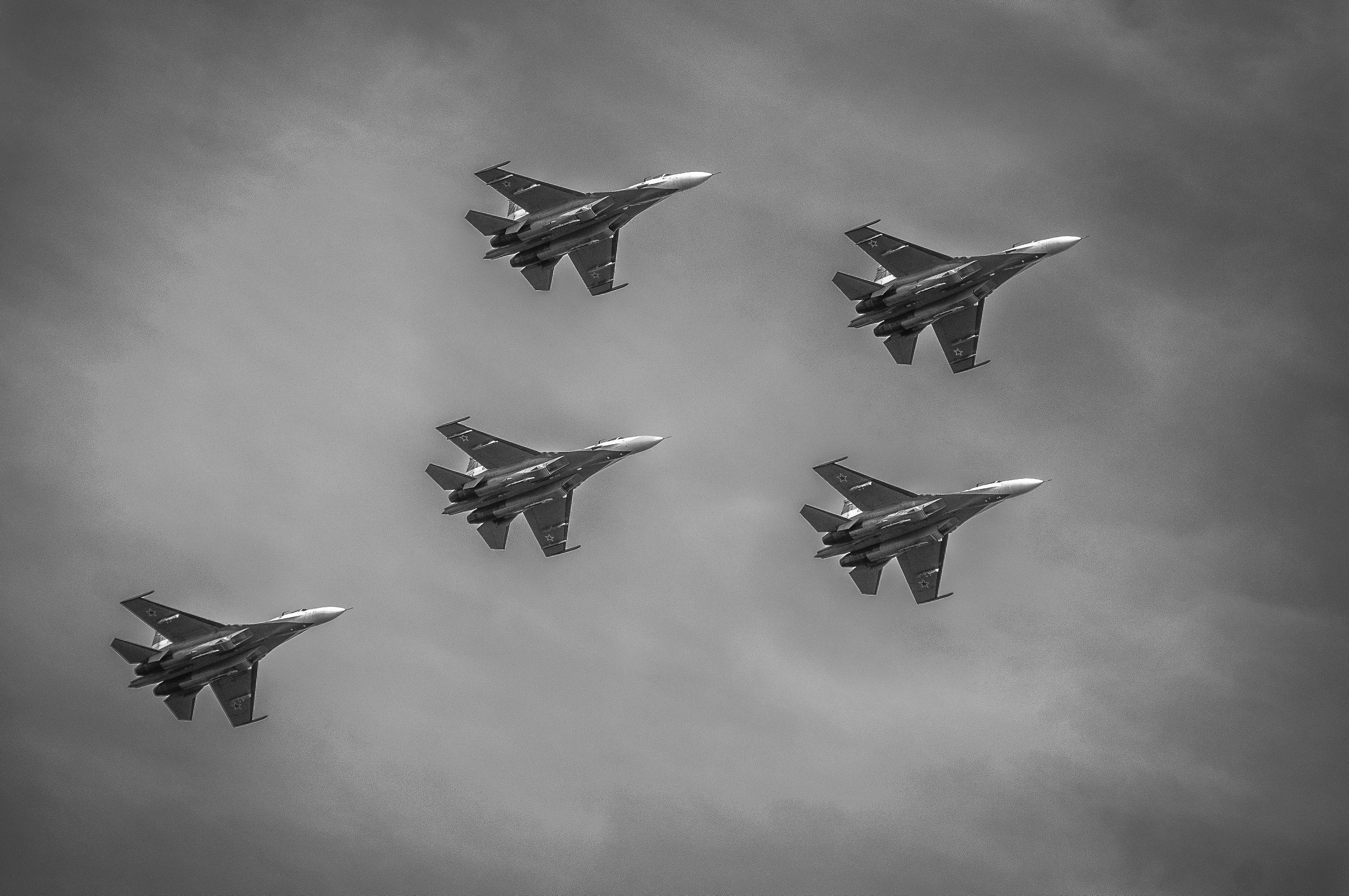 "Русские витязи" летят в небе, выстроившись в фигуру высшего пилотажа