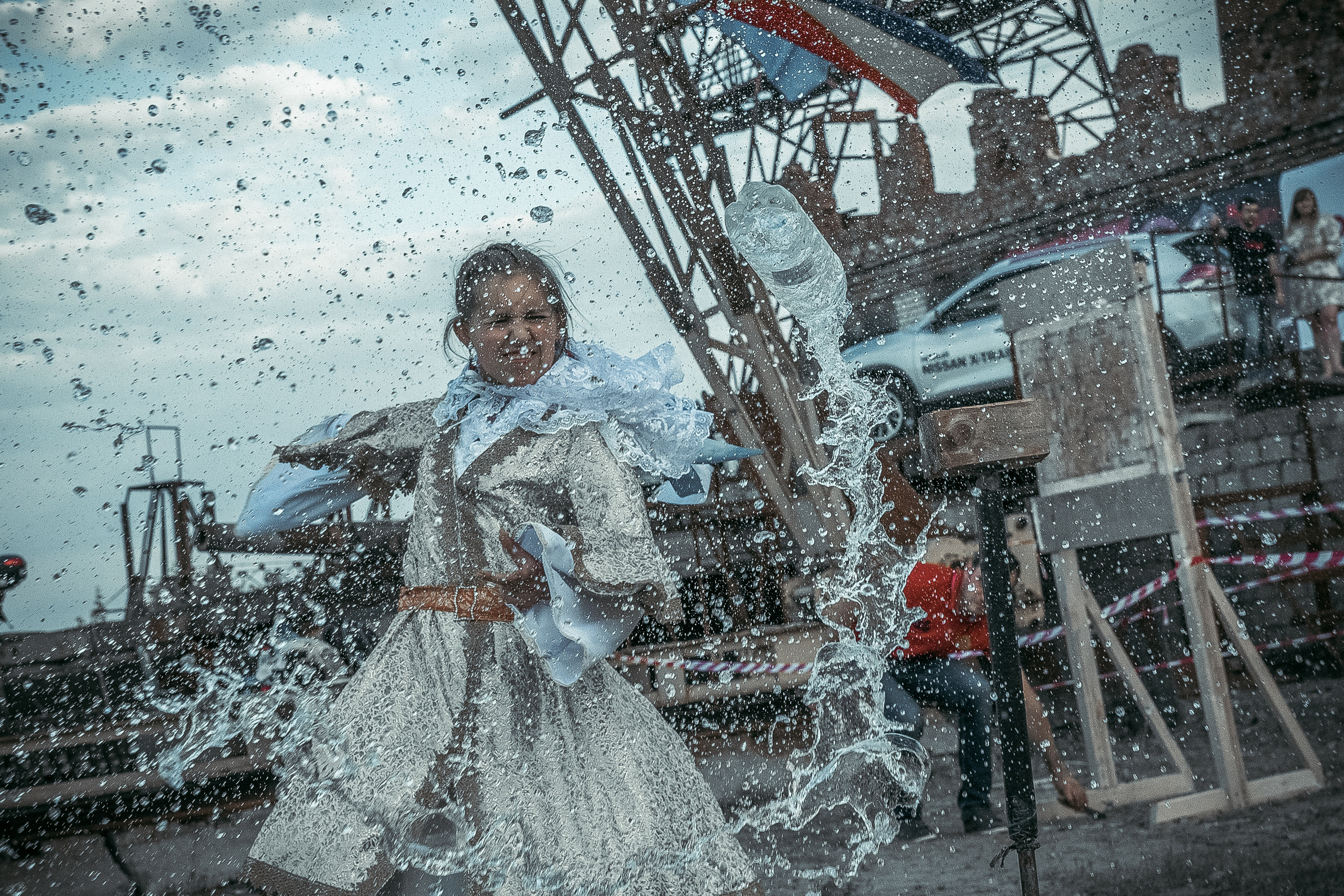 Девушка разрубает шашкой бутылку с водой