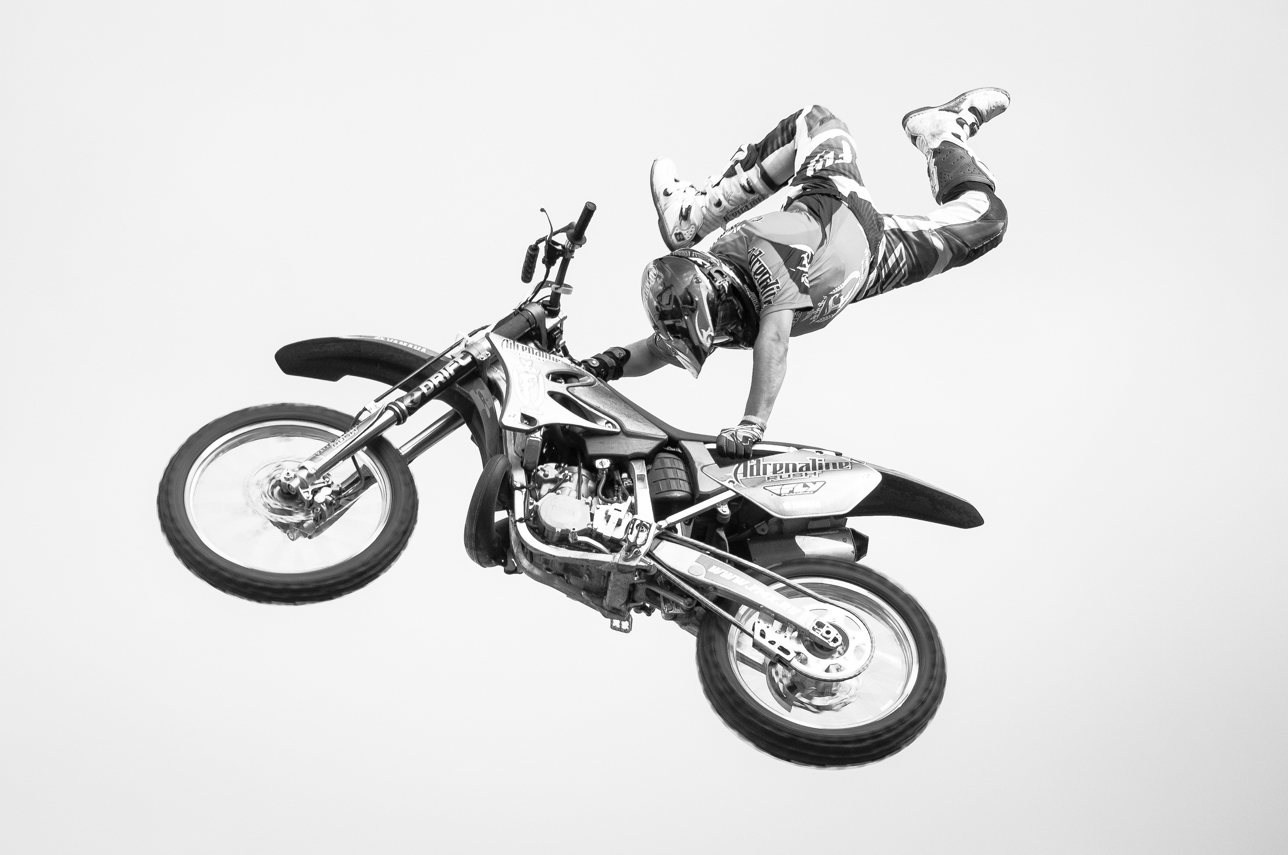 Каскадёр на мотоцикле в полёте во время выполнения трюка