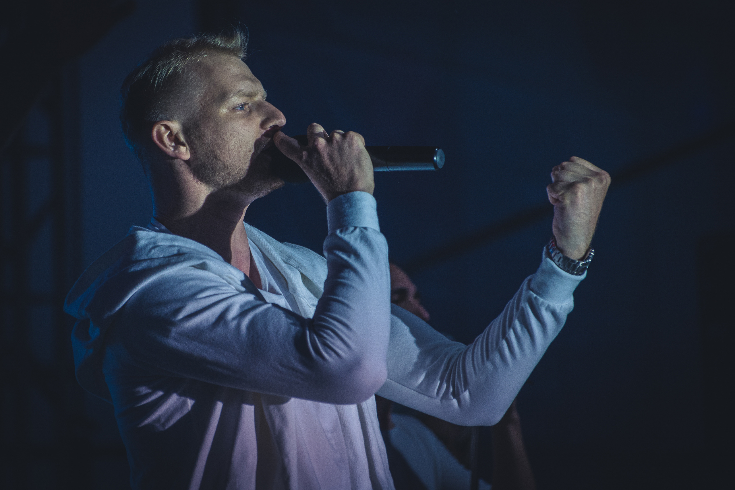 Участник группы Rave Angels с микрофоном