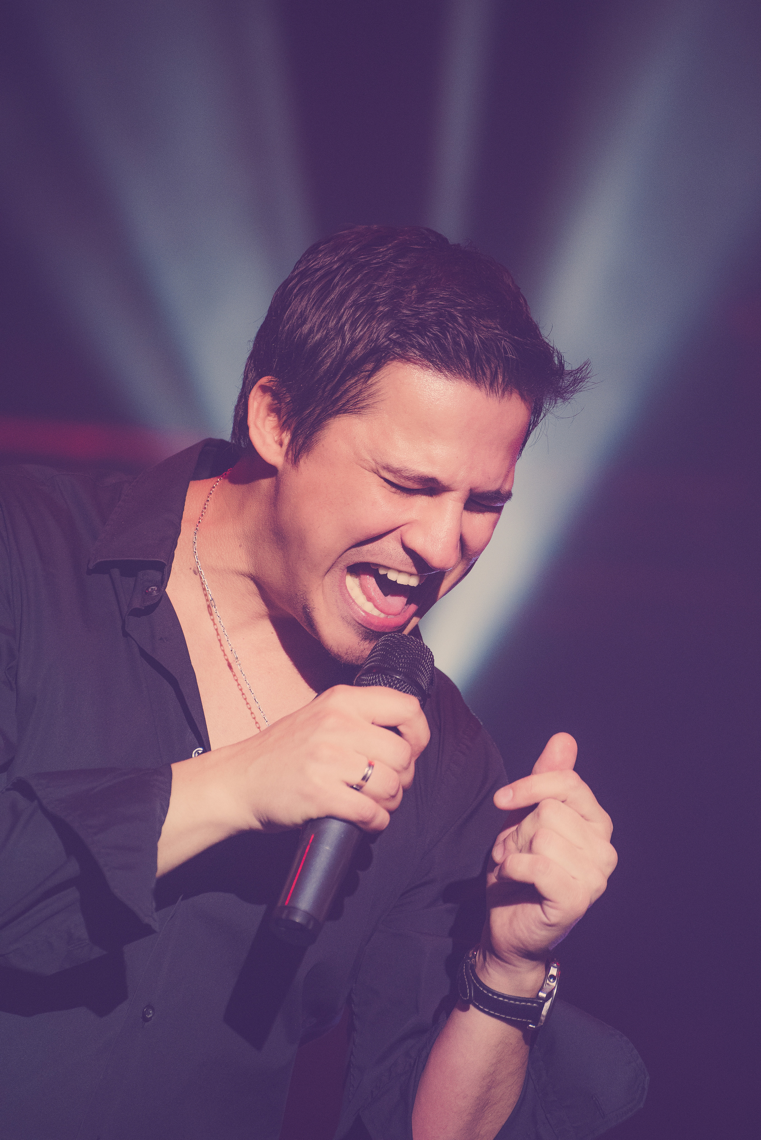 Максим Олейников эмоционально поет