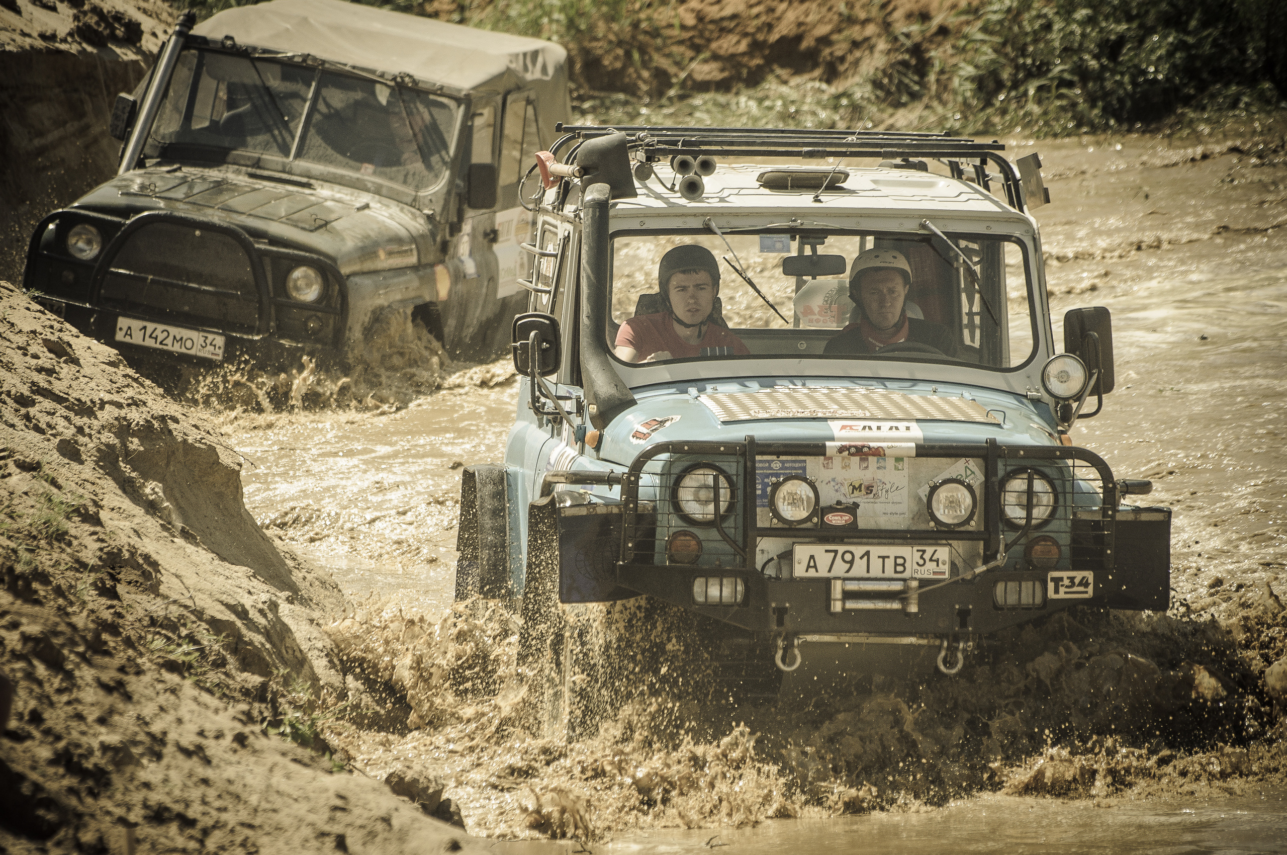 "Генералы песчаных карьеров". Автомобиль едет по воде