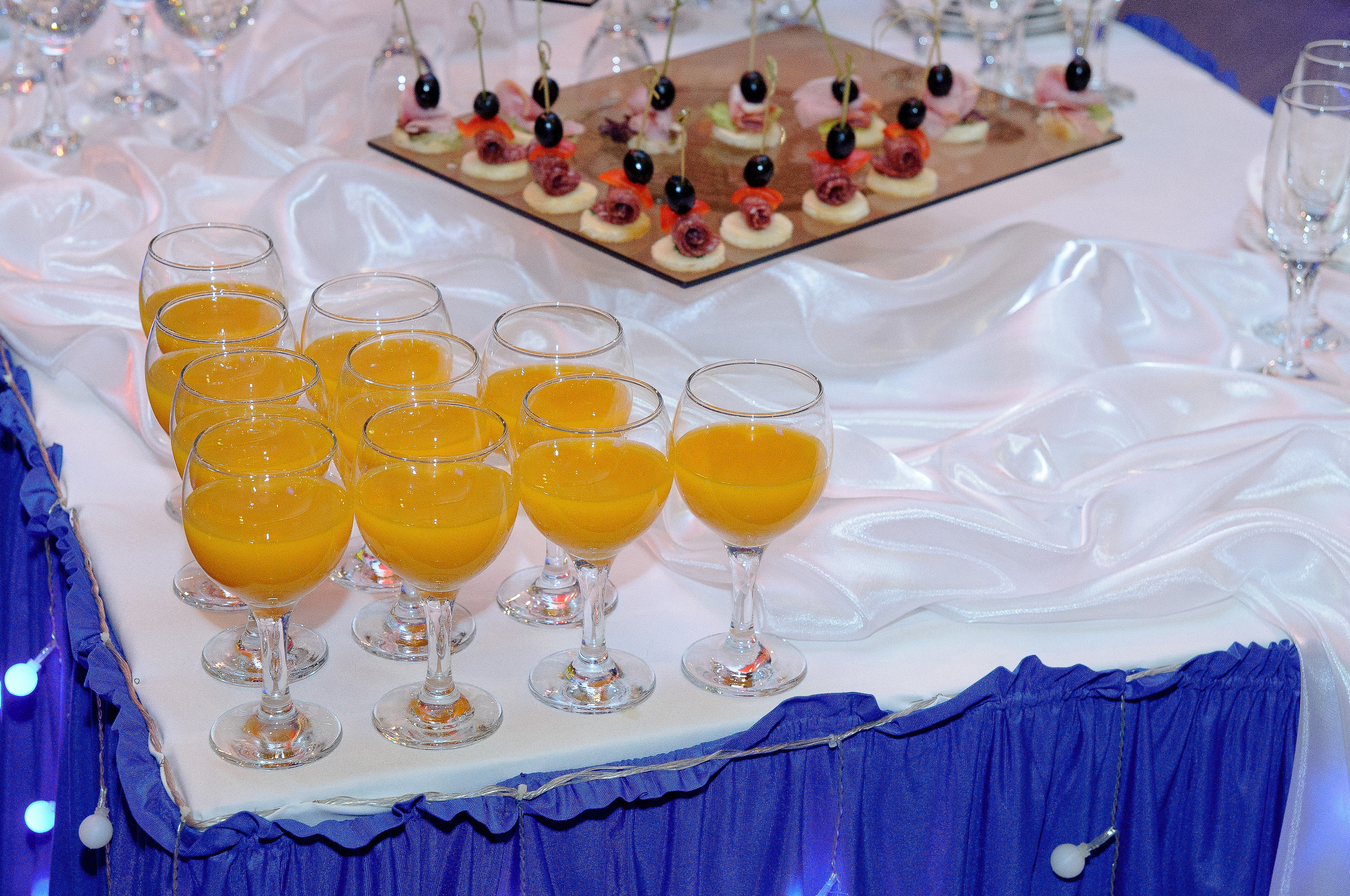 Бокалы с соком на столе