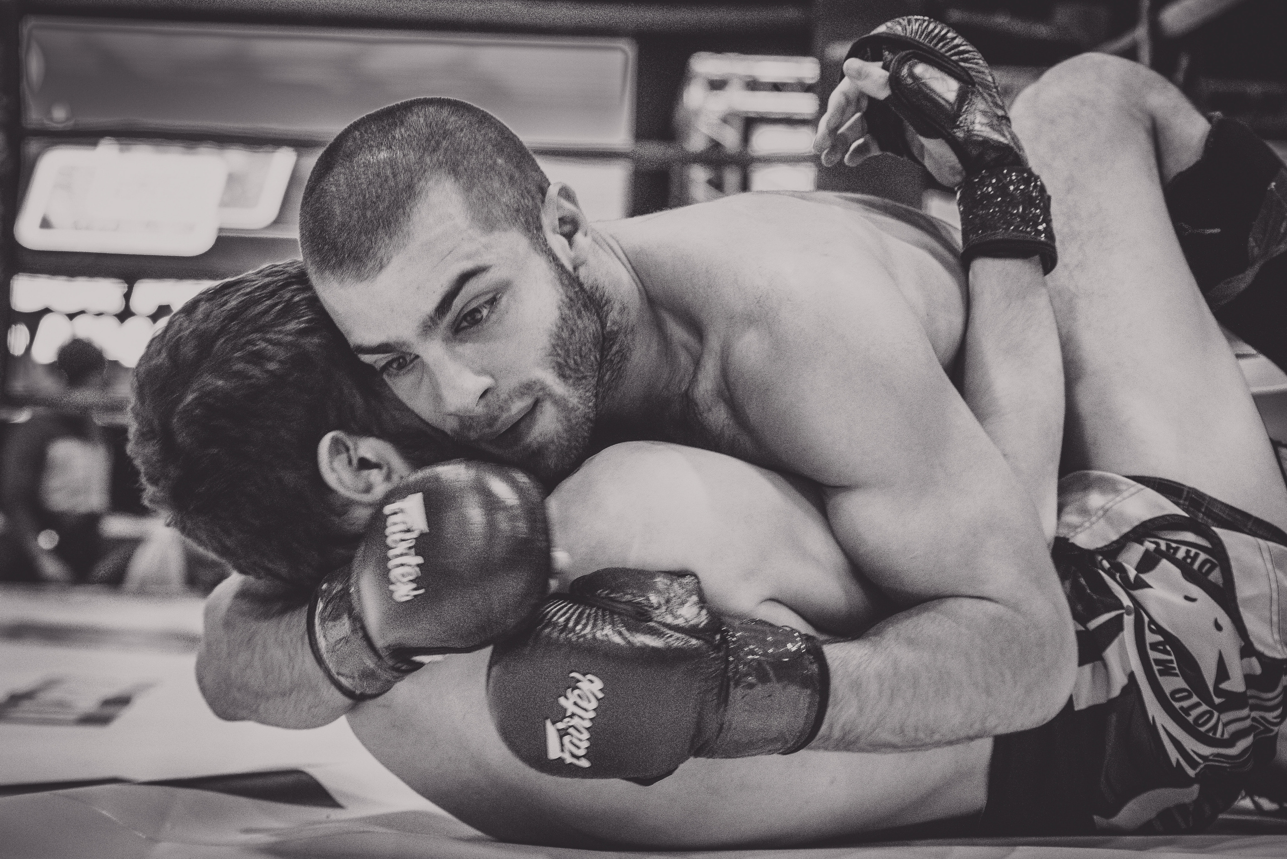 Два спортсмена борются на ринге