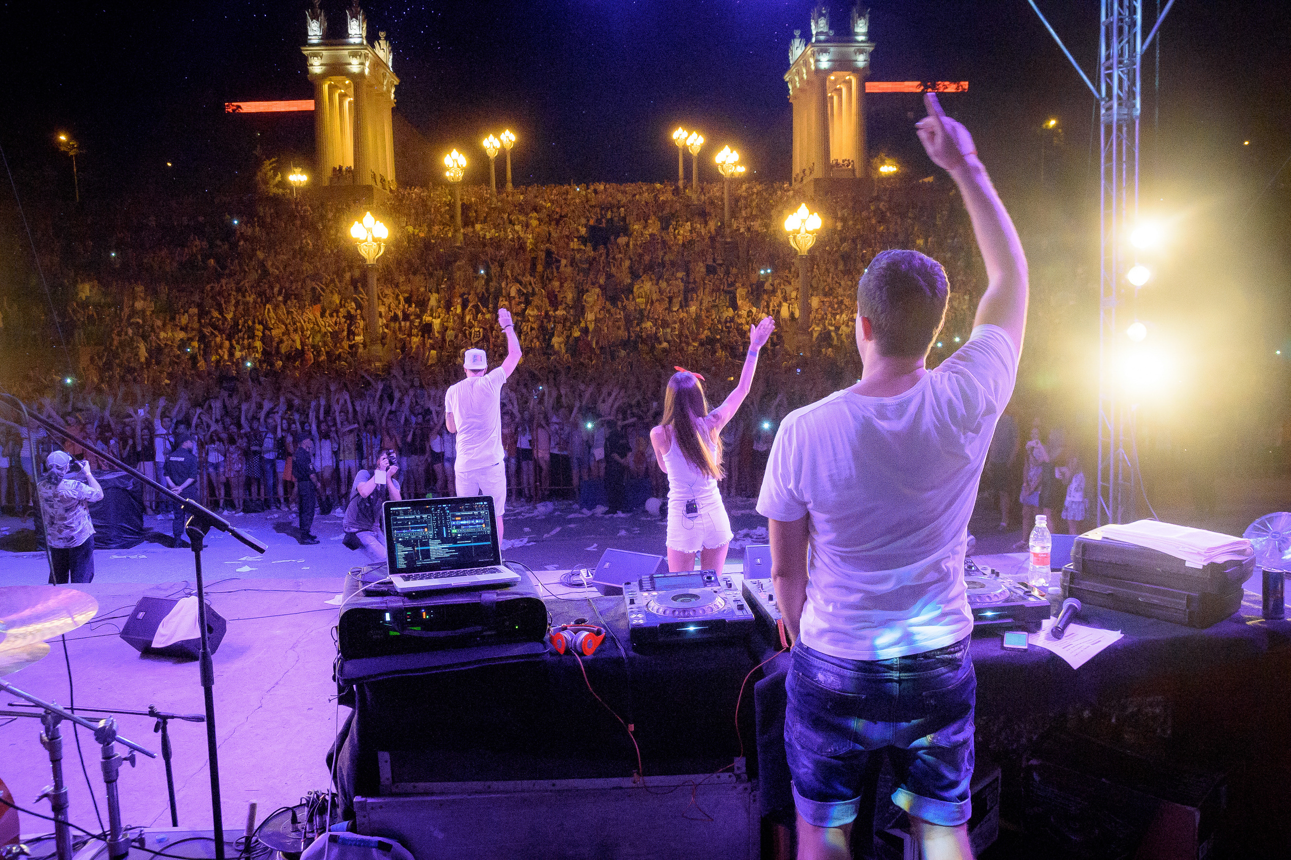 Выступление T-killah перед большим количеством зрителей в Волгограде