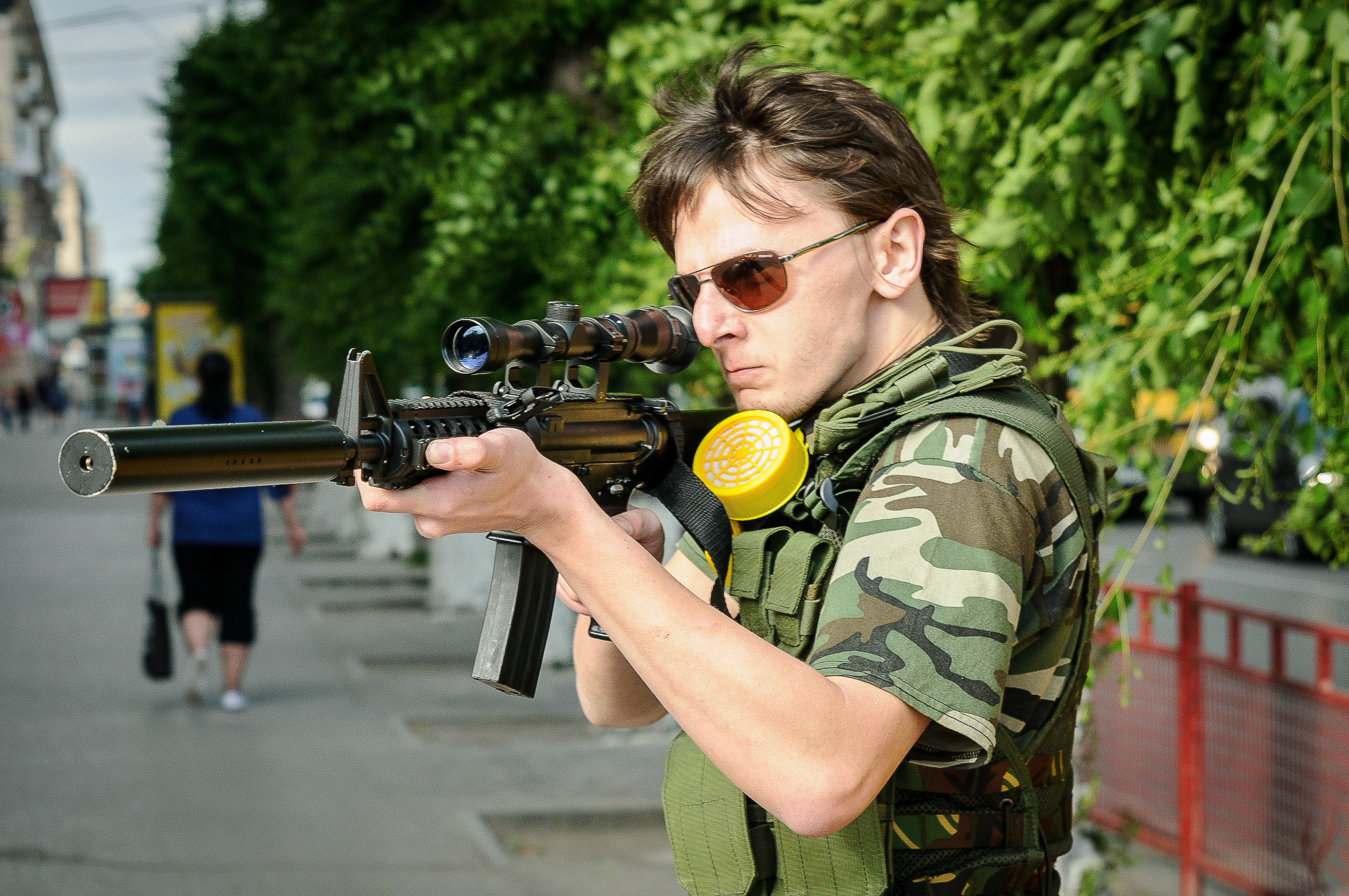 Охотник в очках целится в зомби из винтовки