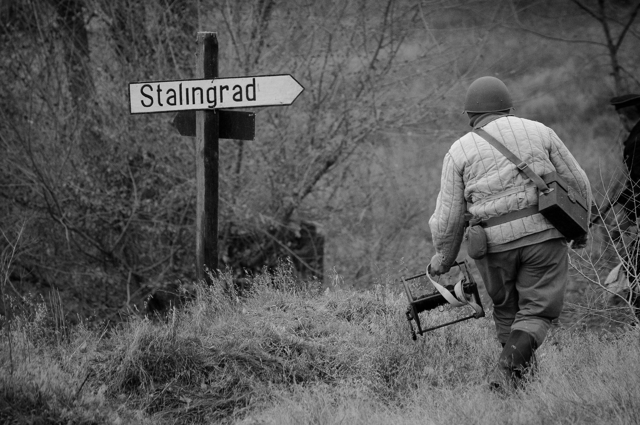 Советский солдат идёт с рацией около указателя с надписью Stalingrad
