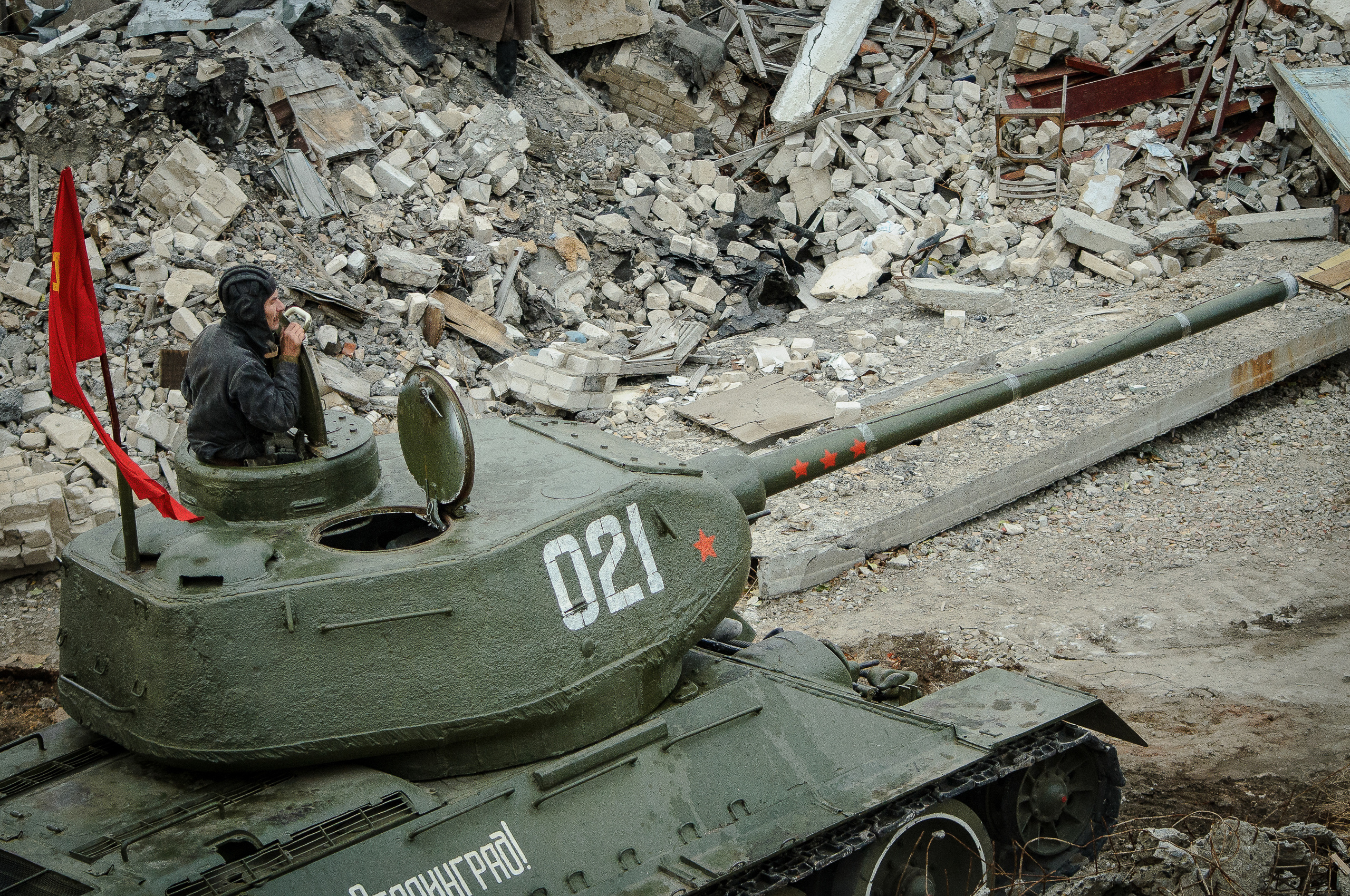 Советский танк со знаменем и танкистом в люке