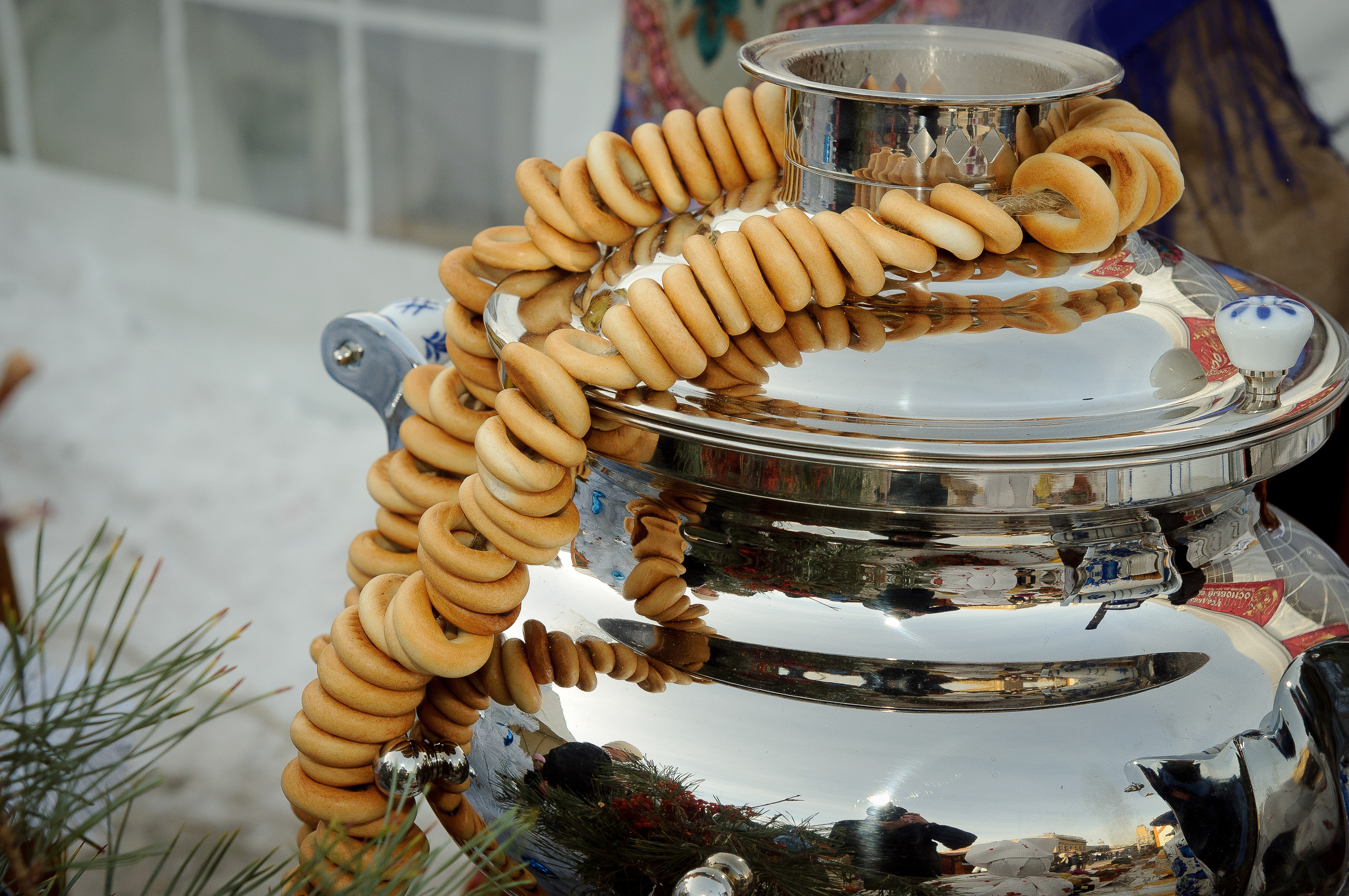 Самовар с висящей на нем вязанкой баранок