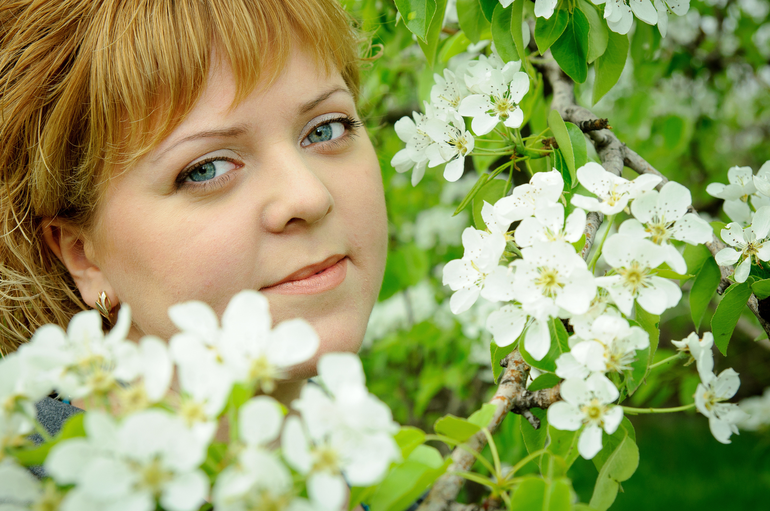 Девушка в белых цветах яблони