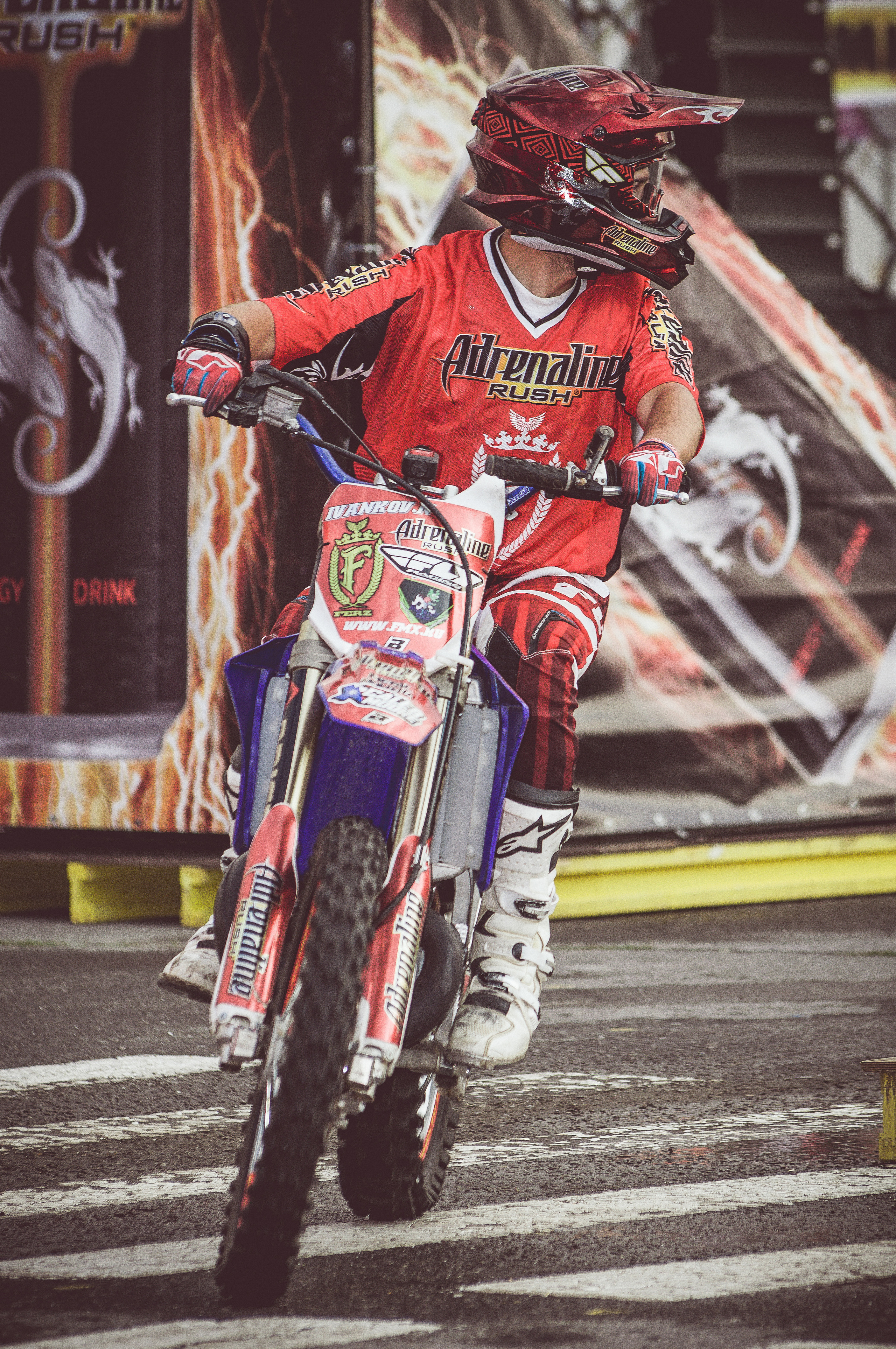 Спортсмен на мотоцикле в красной форме