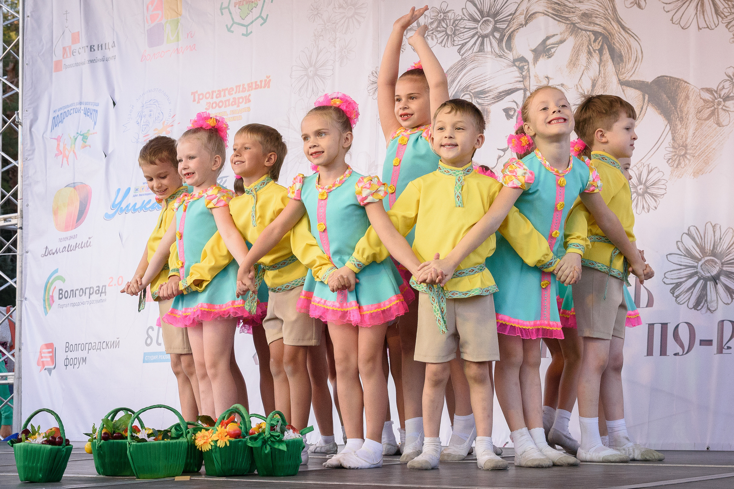 Детский танцевальный коллектив выступает на сцене