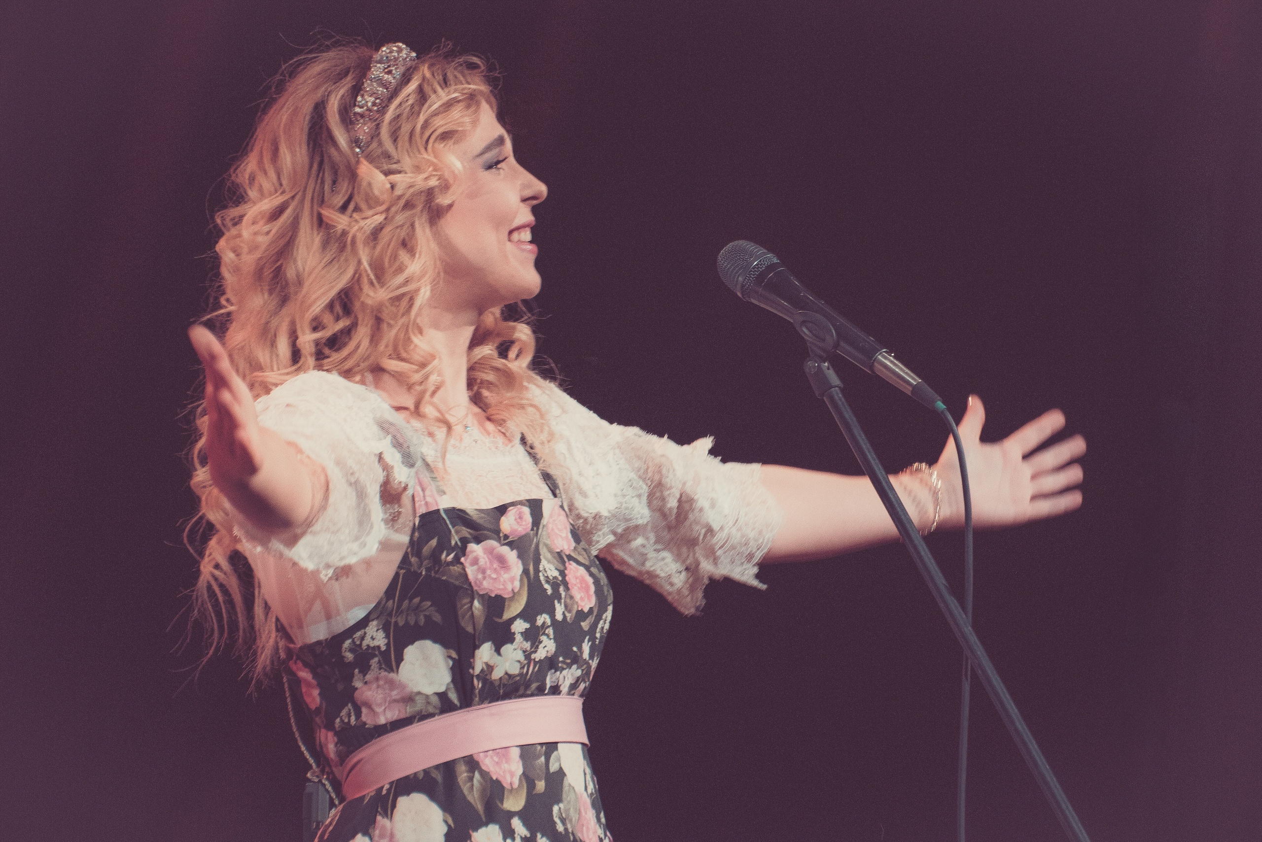 Пелагея перед микрофоном