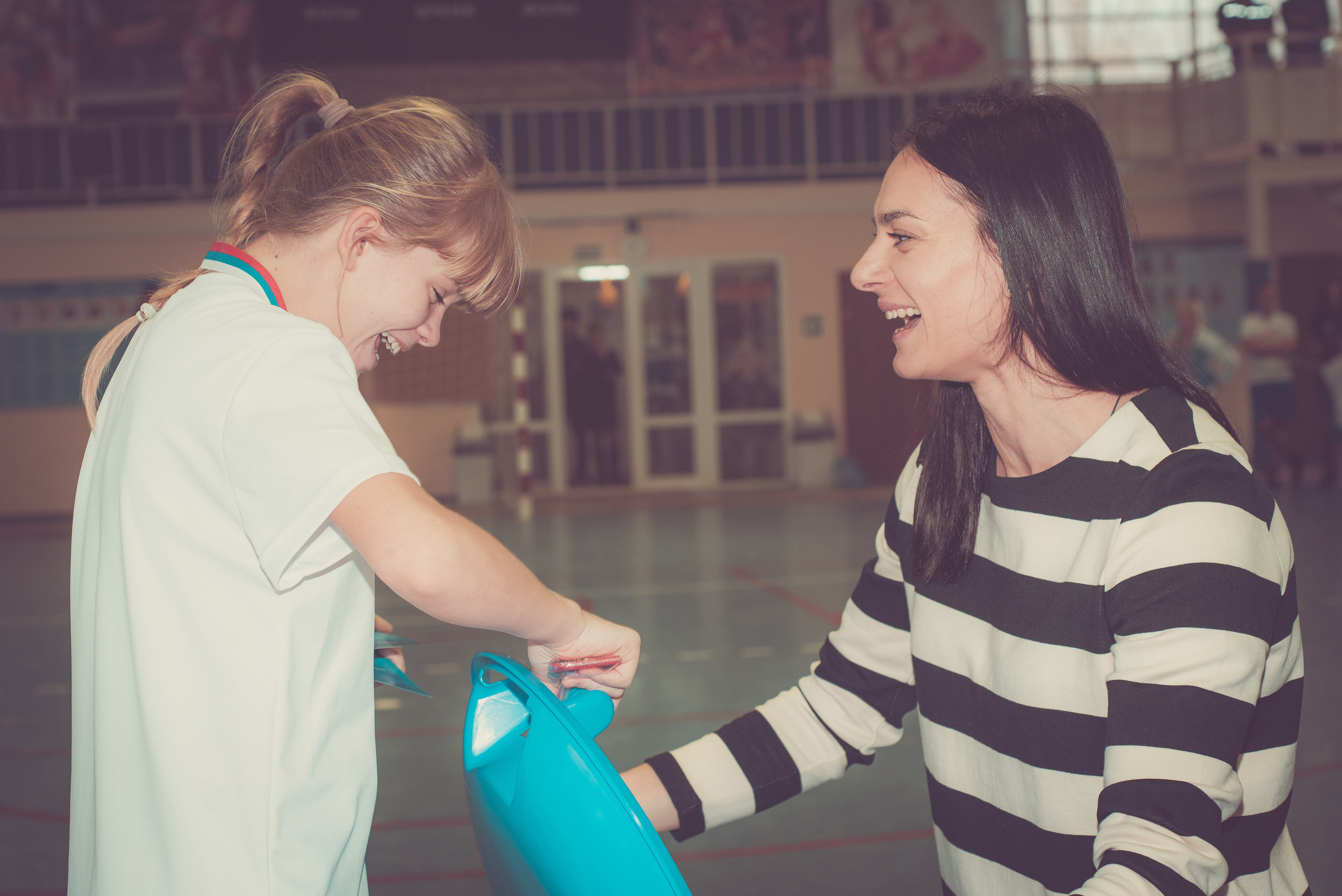 Елена Исинбаева вручает на соревнованиях приз ребёнку