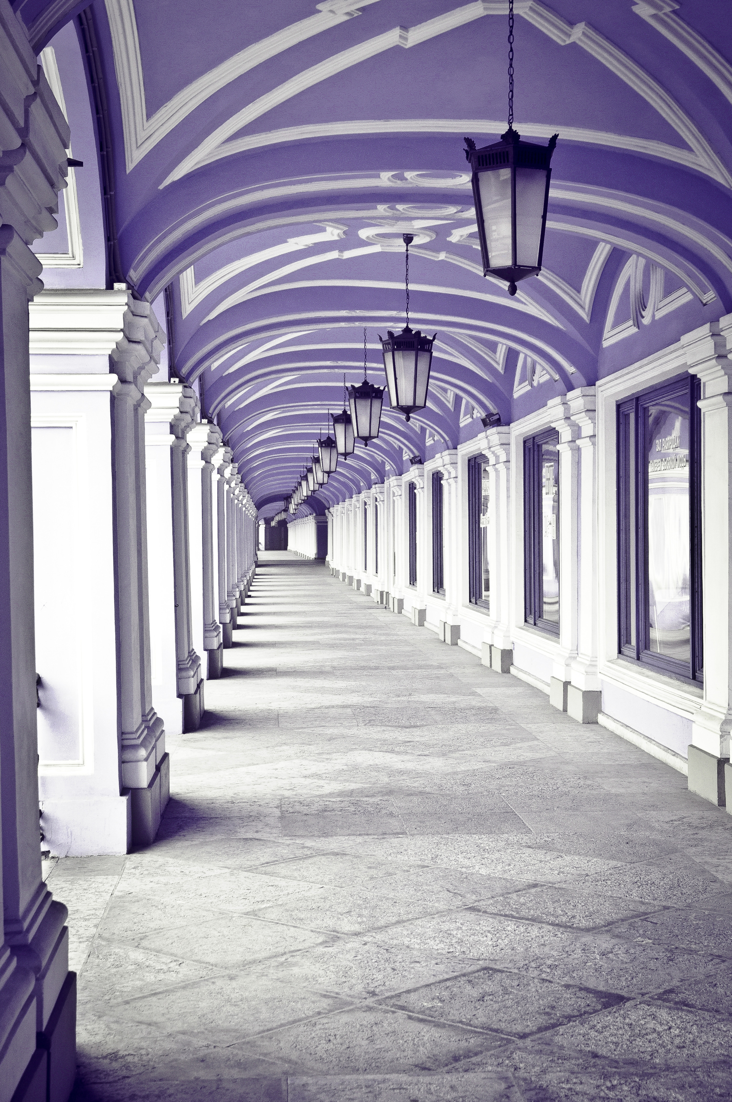 Галерея Гостиного двора Санкт-Петербурга с фонарями, уходящая вдаль