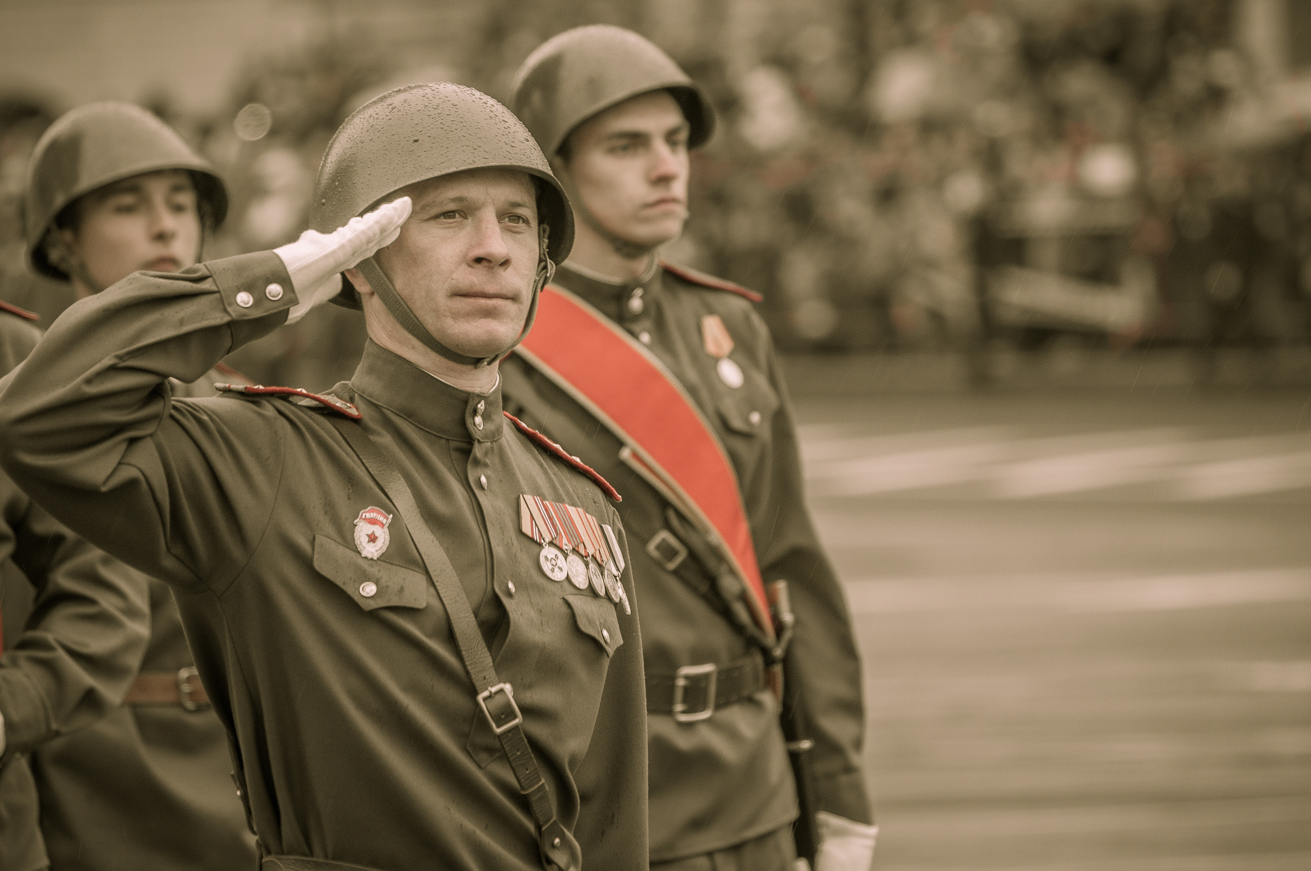 Советский солдат отдаёт честь во время парада