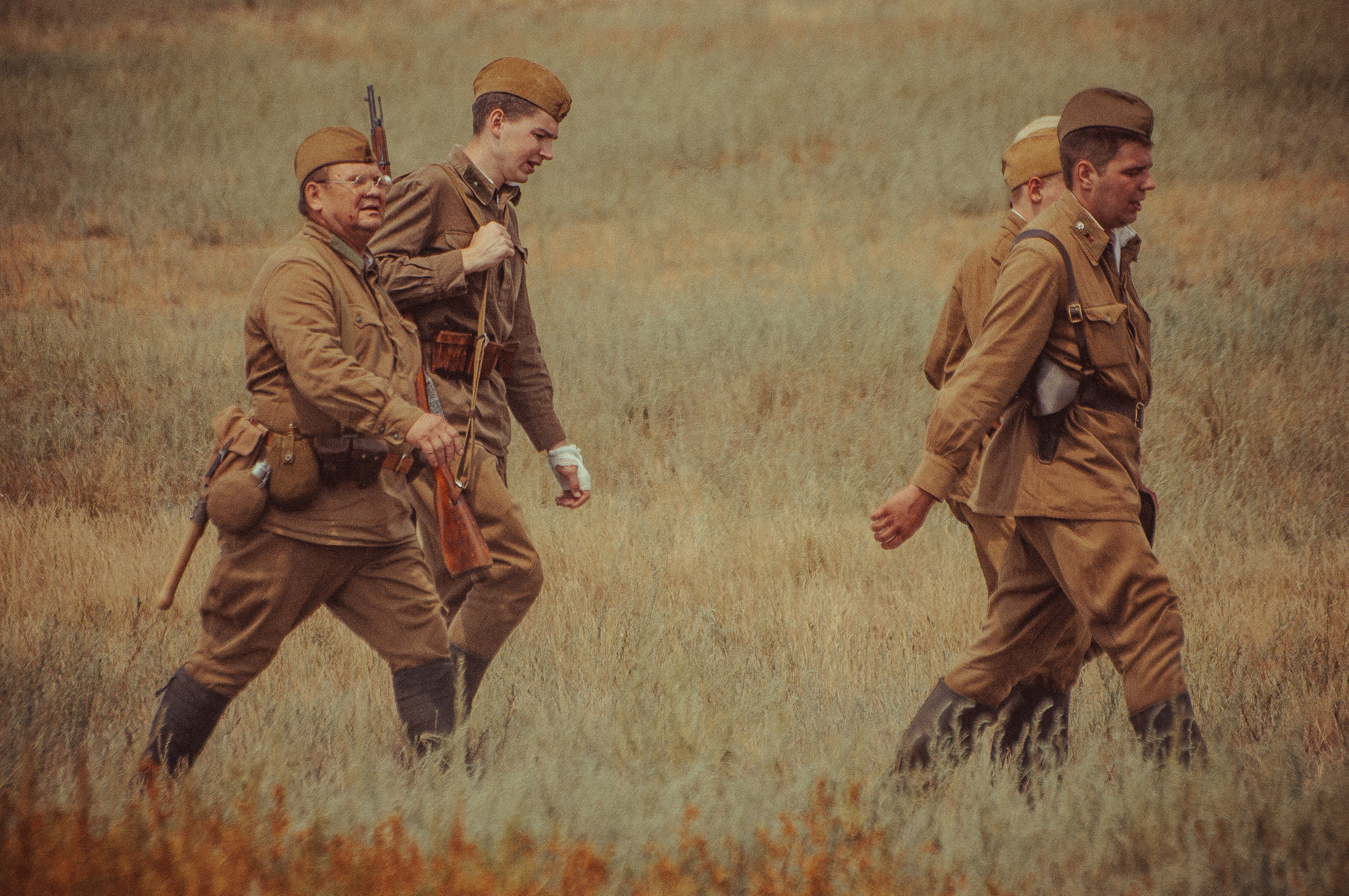 Советские солдаты идут по полю