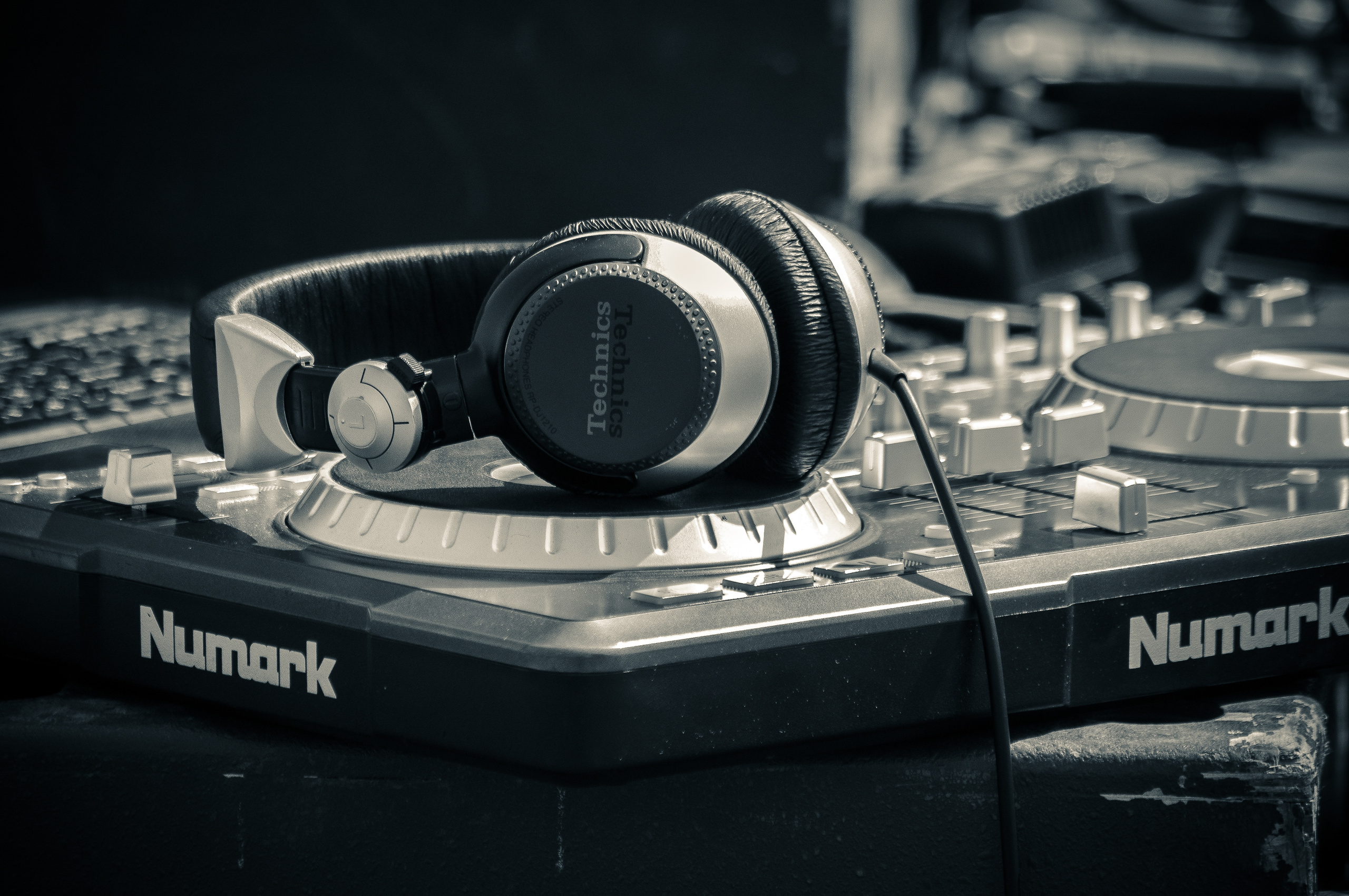Диджейские наушники лежат на микшере
