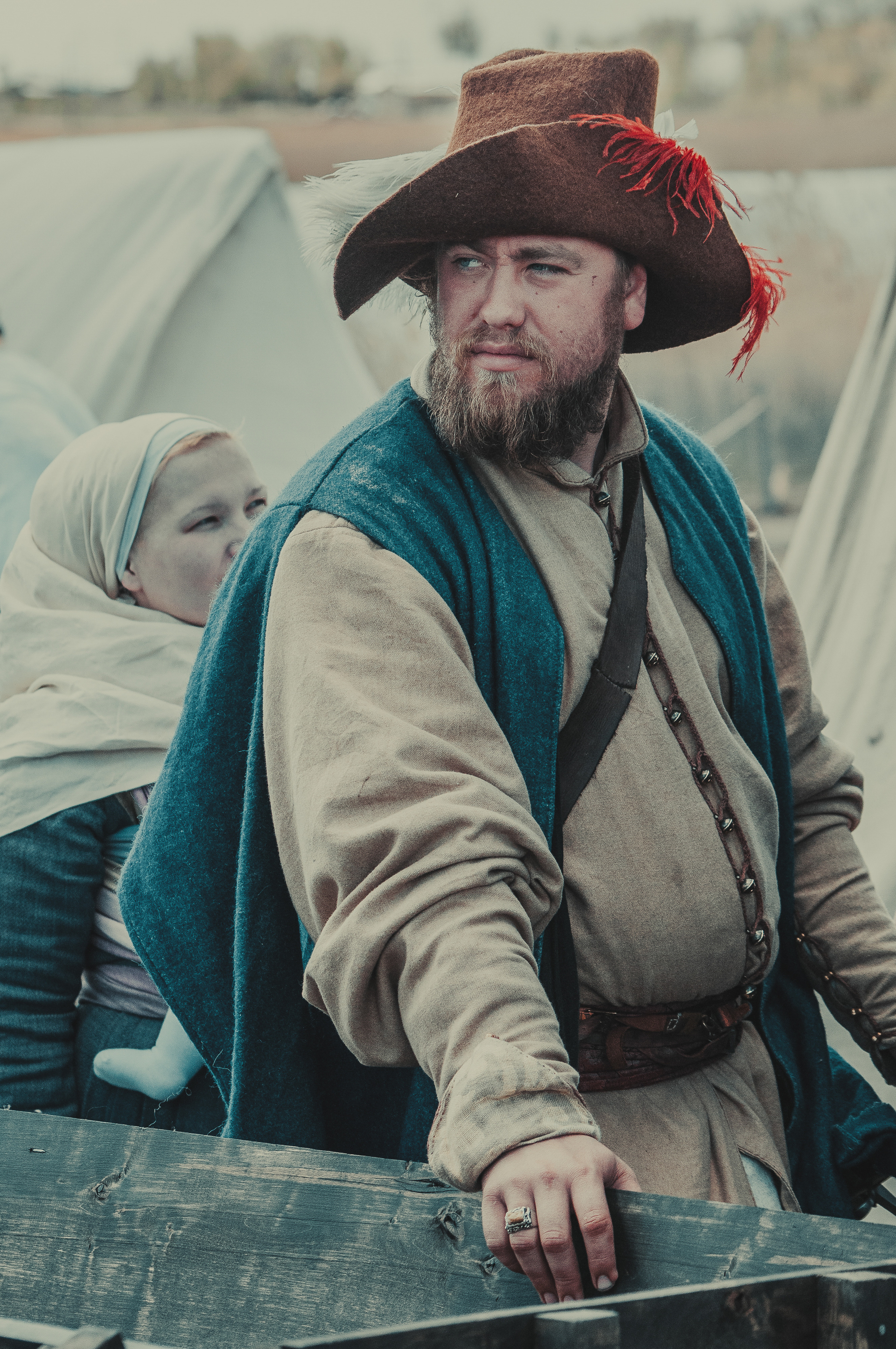 Мужчина в историческом костюме и шляпе