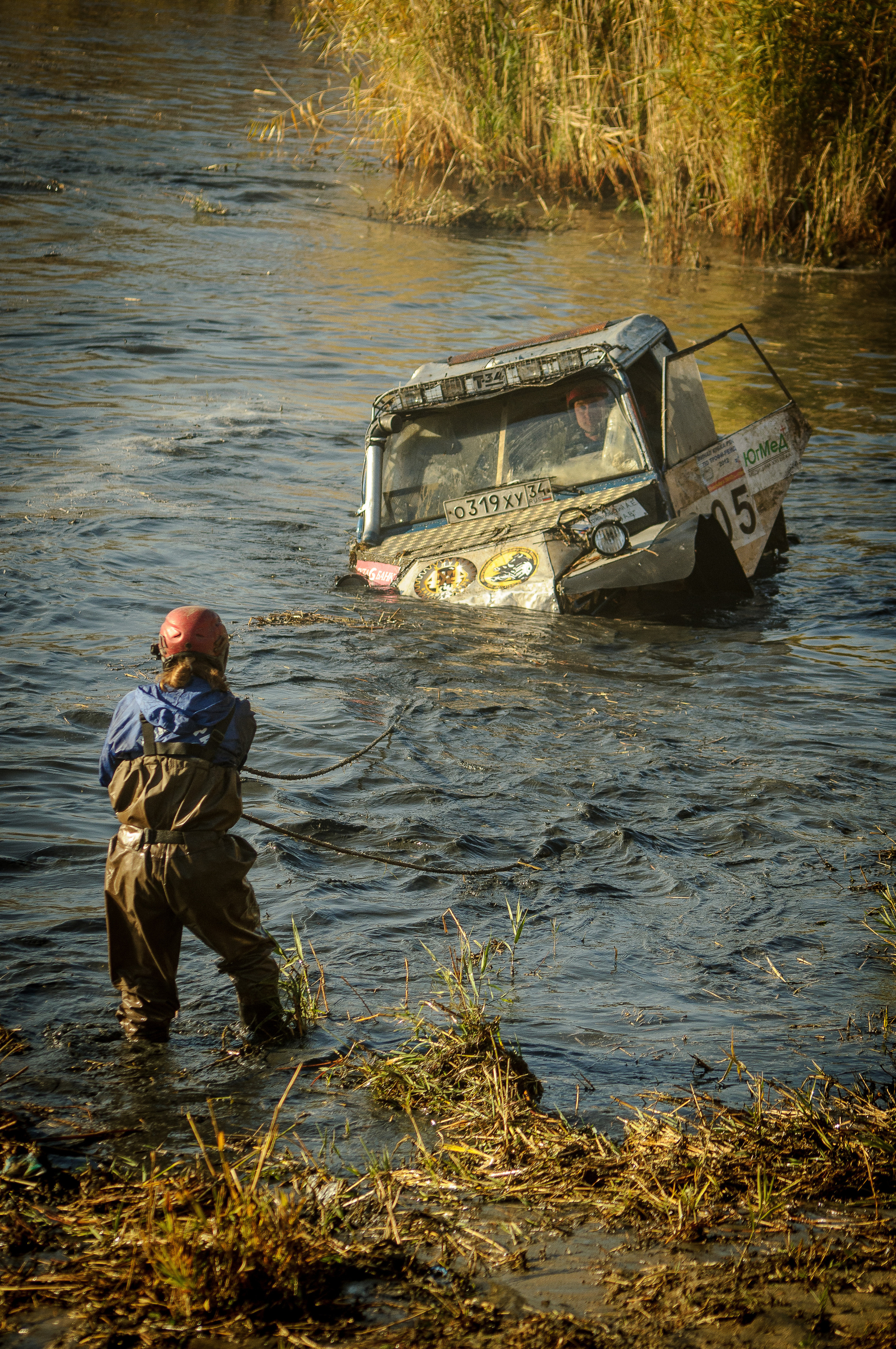 Спортсмен пытается вытащить автомобиль из болота. "Генералы песчаных карьеров"