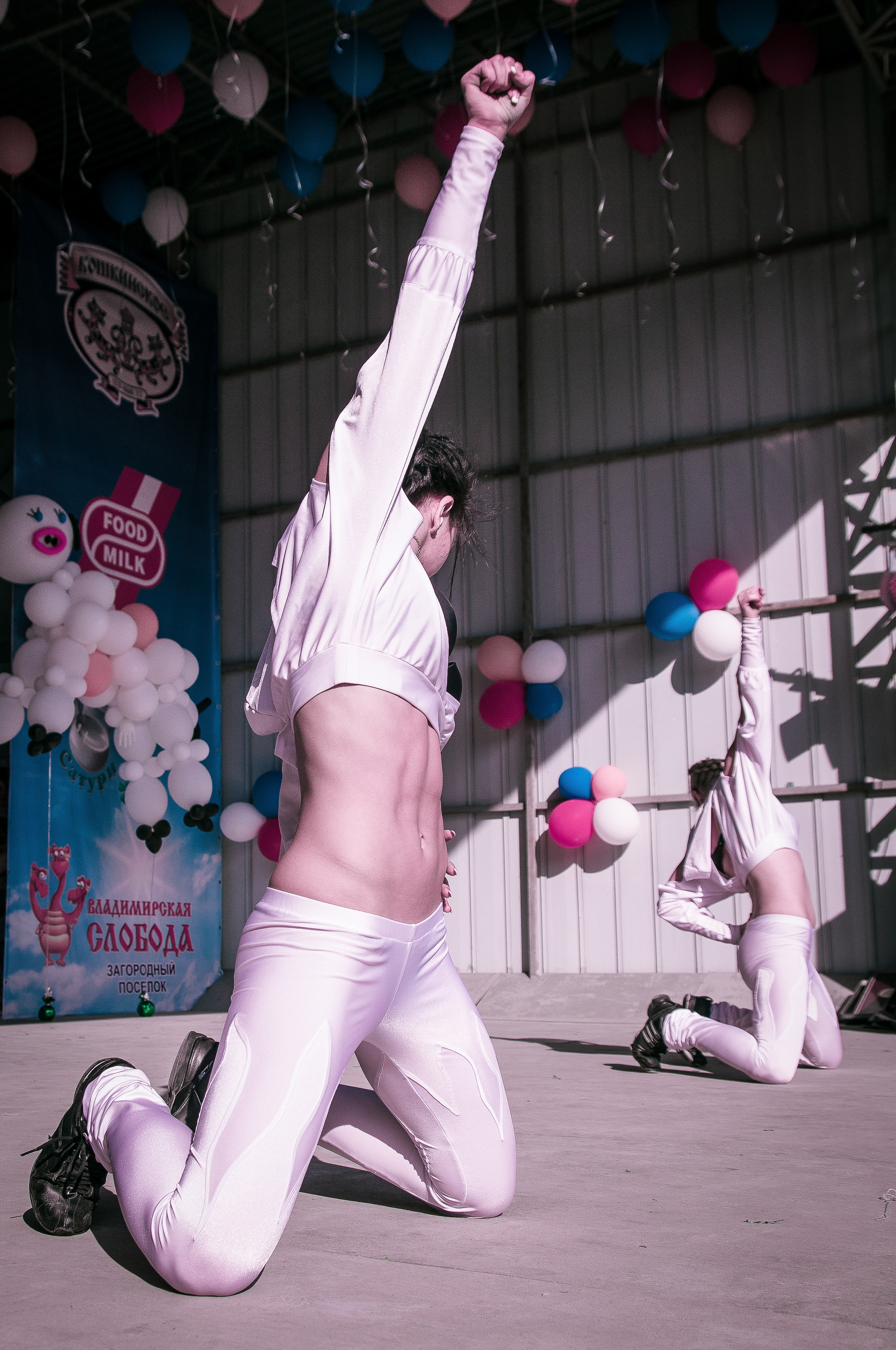 Танцевальный коллектив выступает на сцене