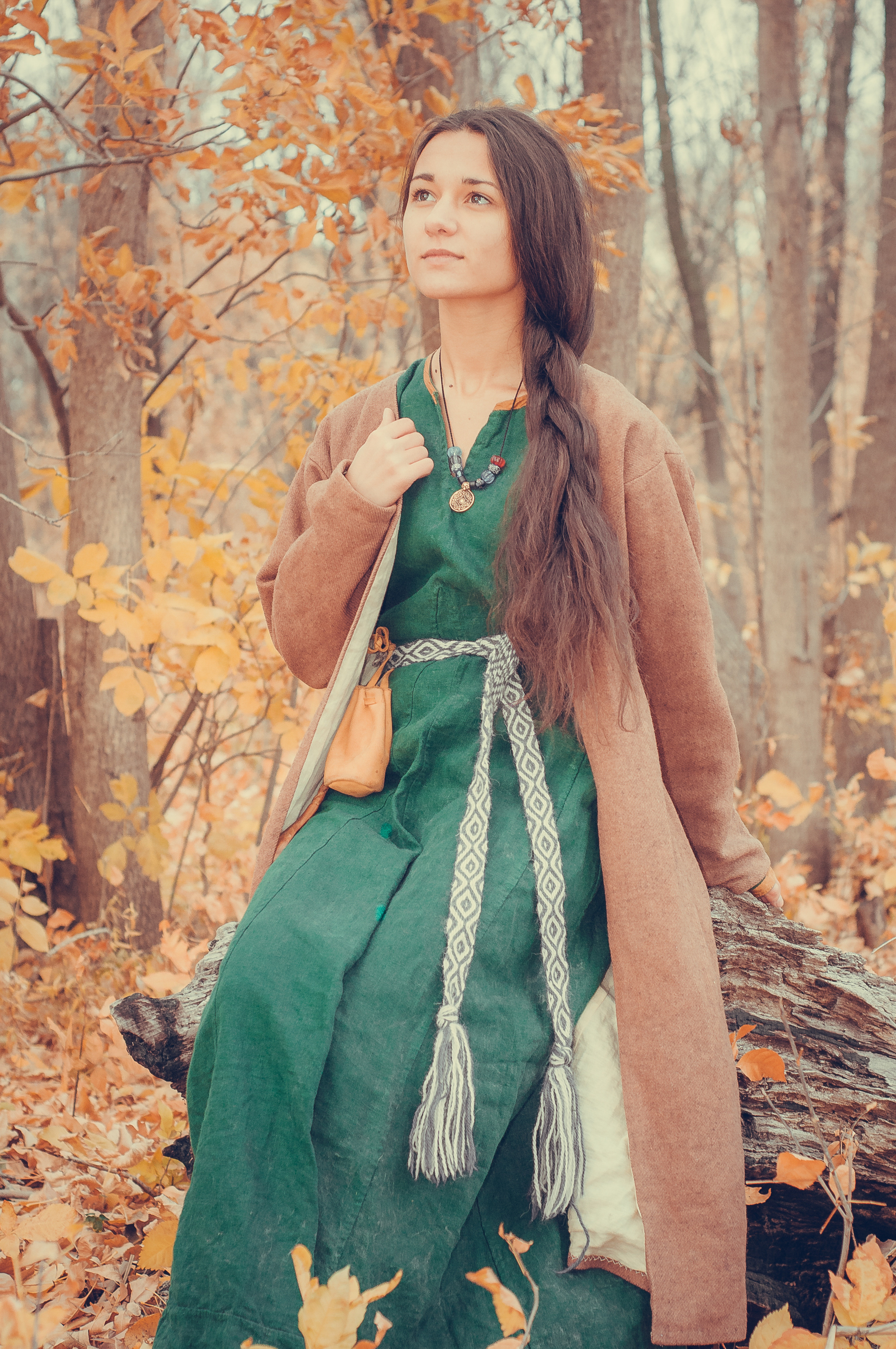 Девушка в старинном зелёном платье в осеннем лесу